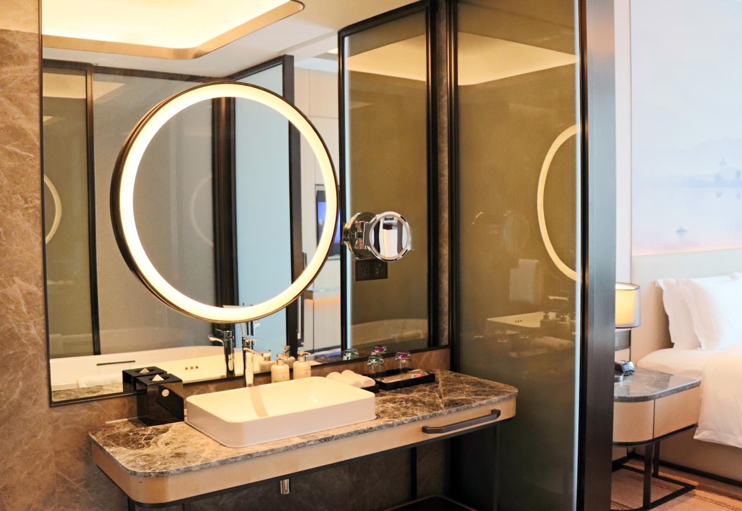 Deluxe Executive Room with Lake View and Lounge Access - Photo 2