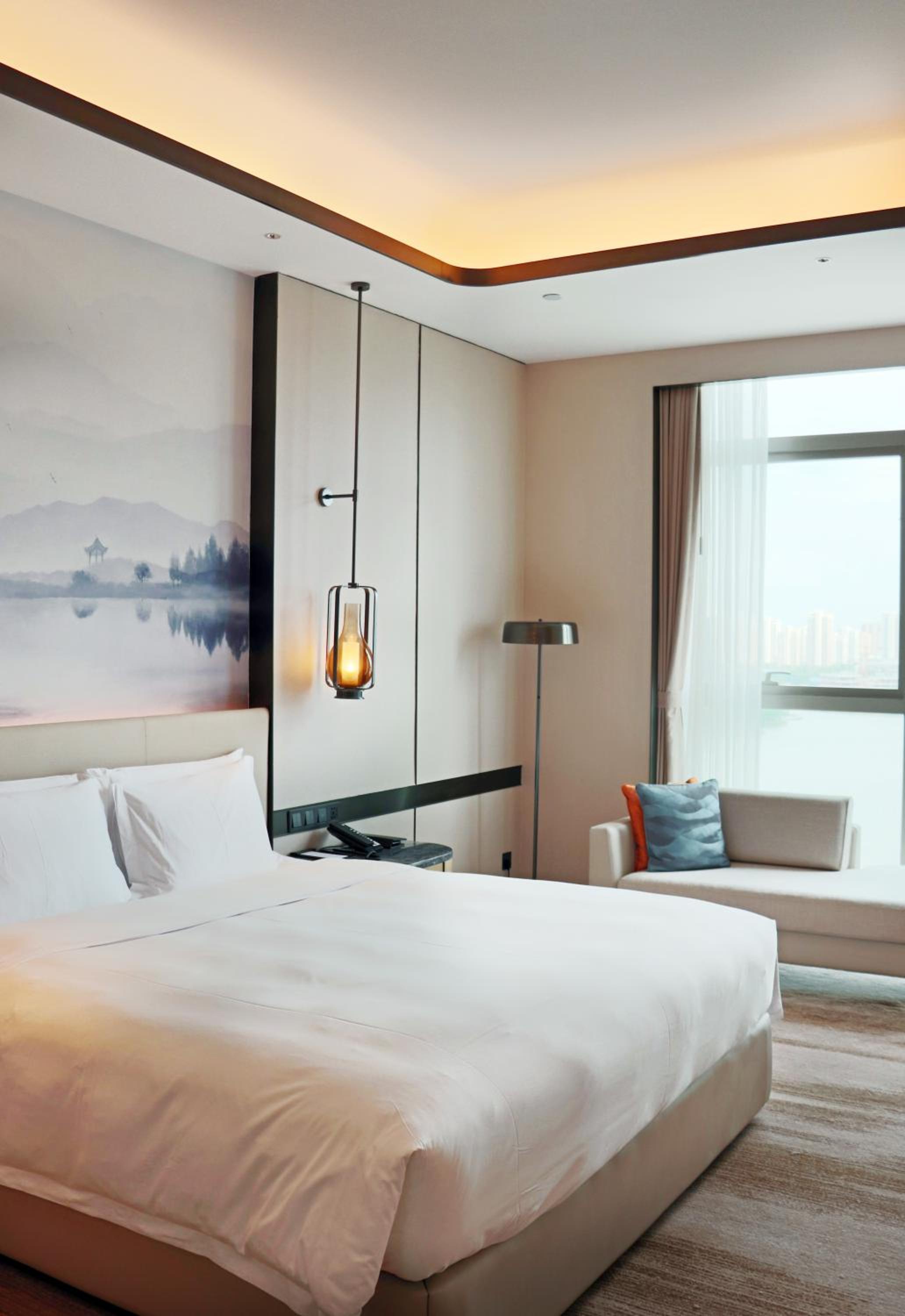 Deluxe Executive Room with Lake View and Lounge Access - Photo 3