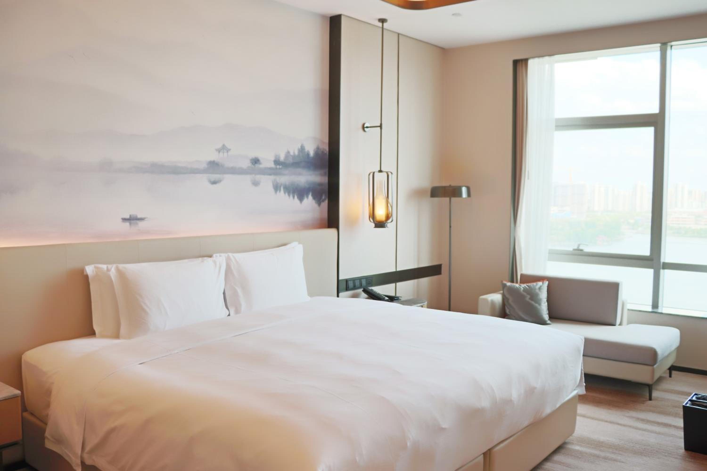 Deluxe Executive King Room with Lake View and Lounge Access - Photo 3