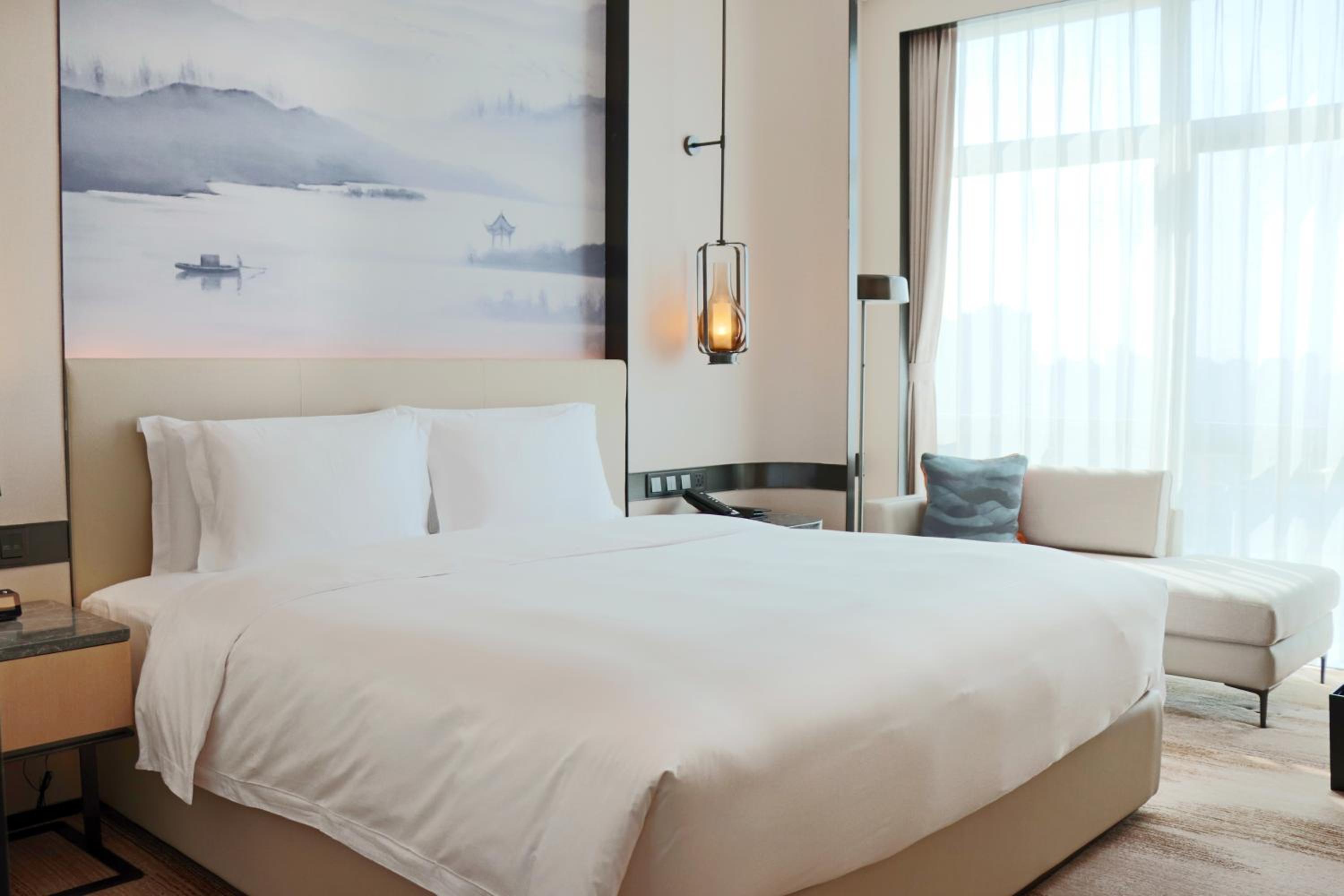Superior King Room with City View - Photo 3