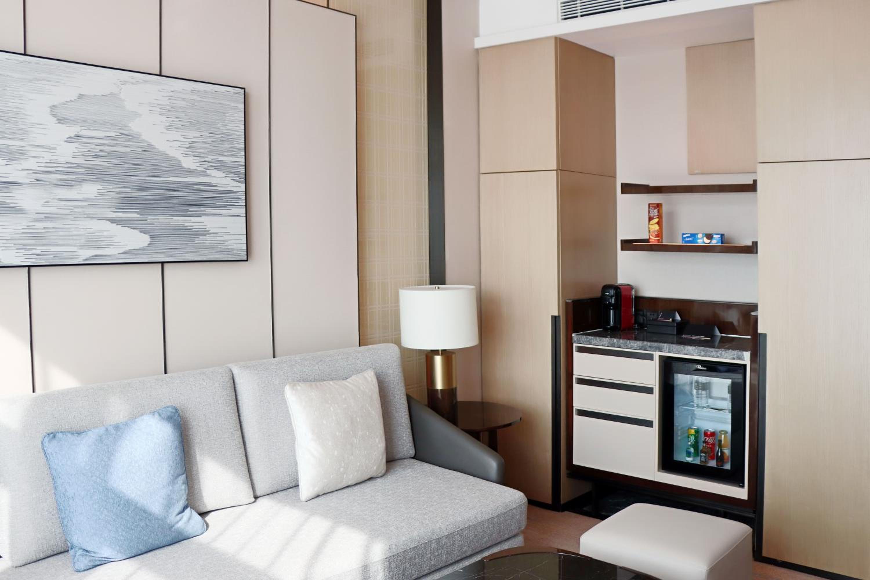 Superior King Suite with Lounge Access and City View - Photo 3