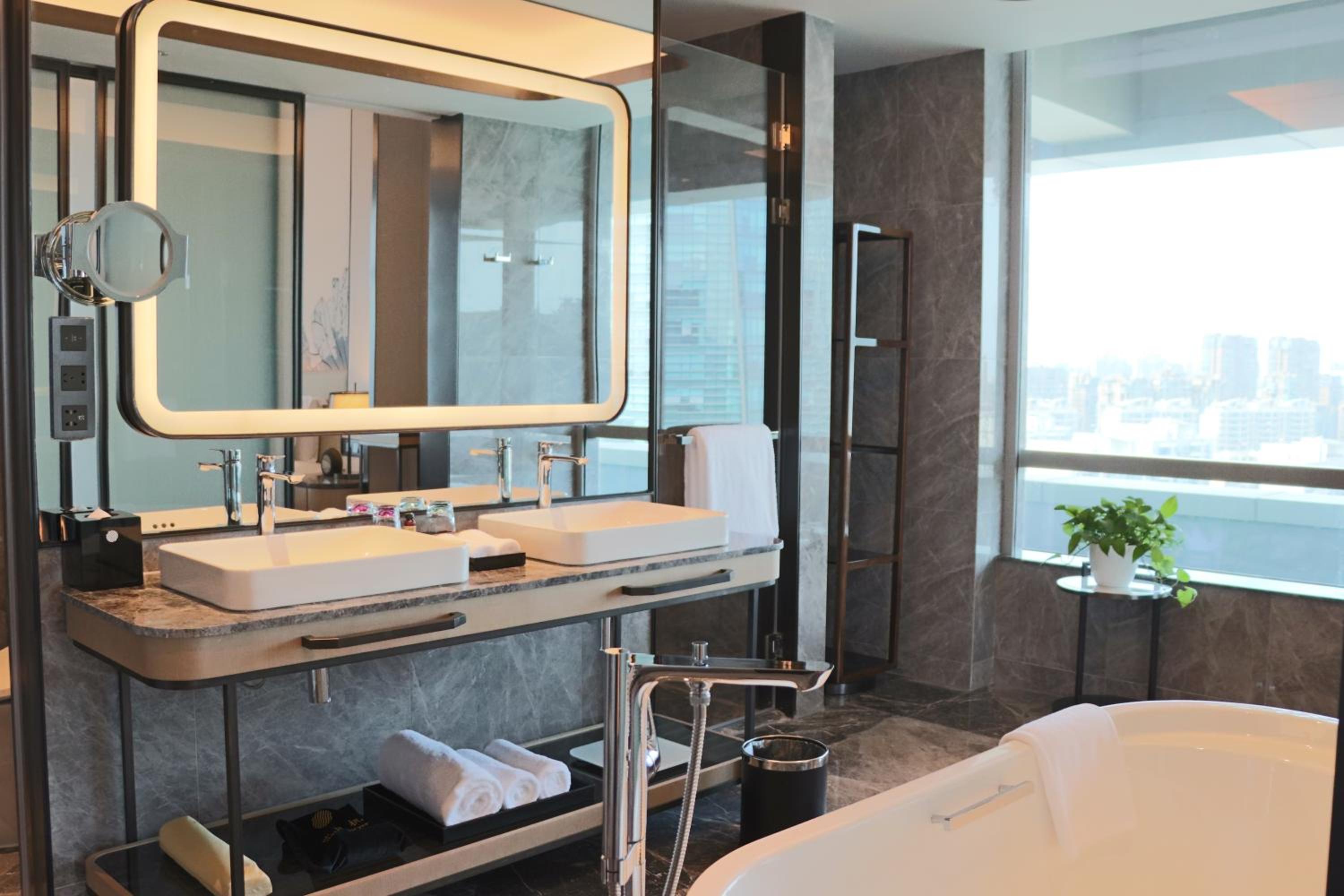 Deluxe King Suite with Lounge Access - Photo 3