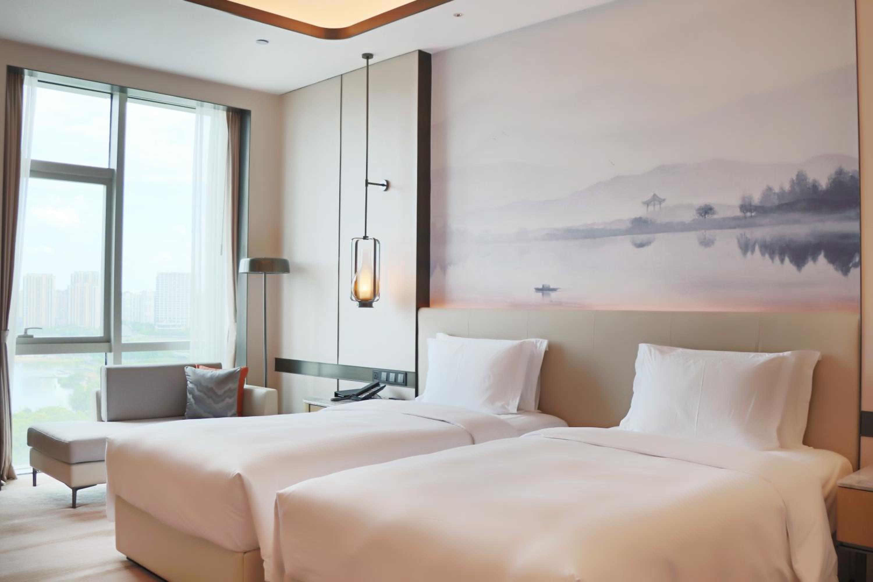 Deluxe Twin Room with Lake View - Photo 3