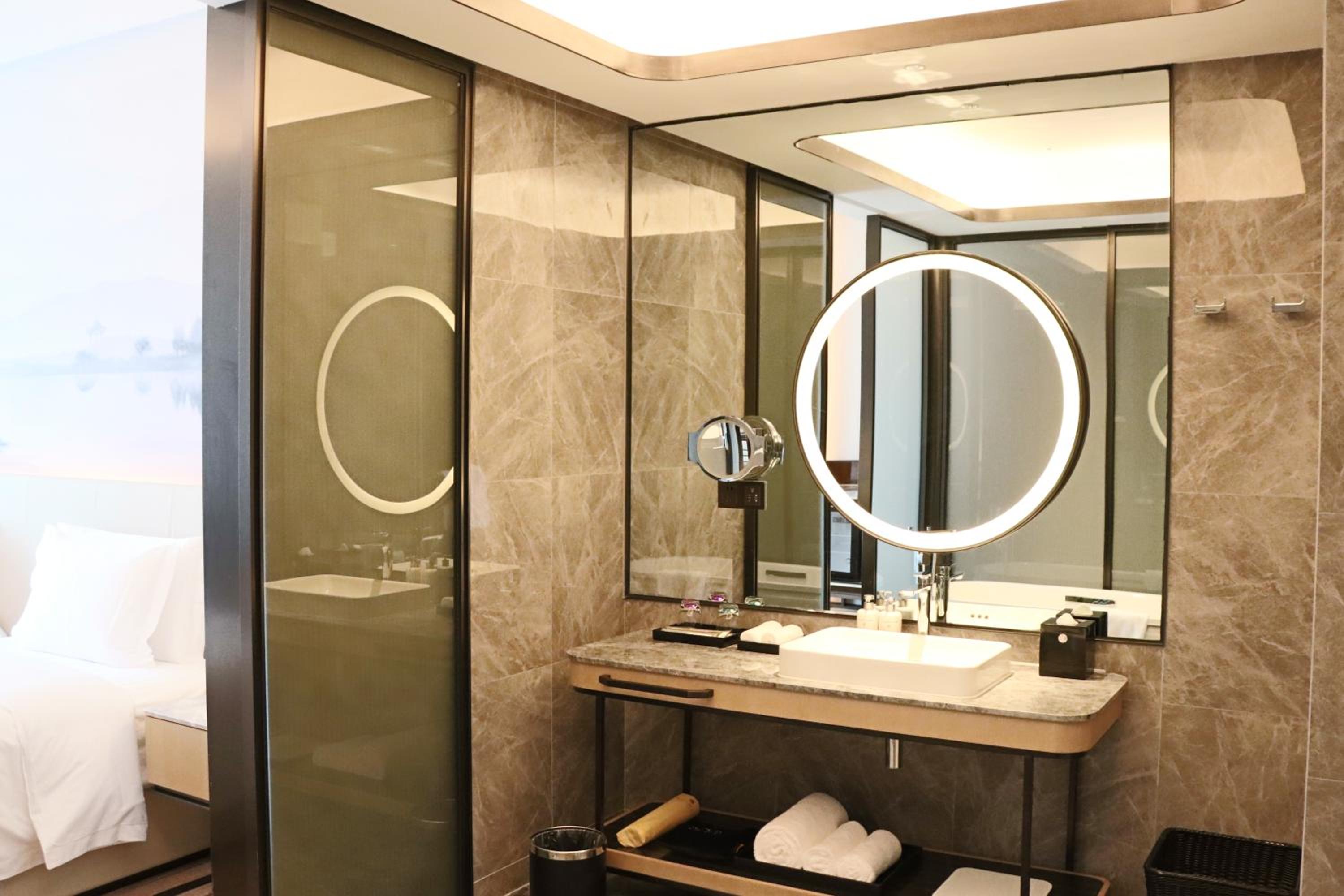 Deluxe Twin Room with Lake View - Photo 4