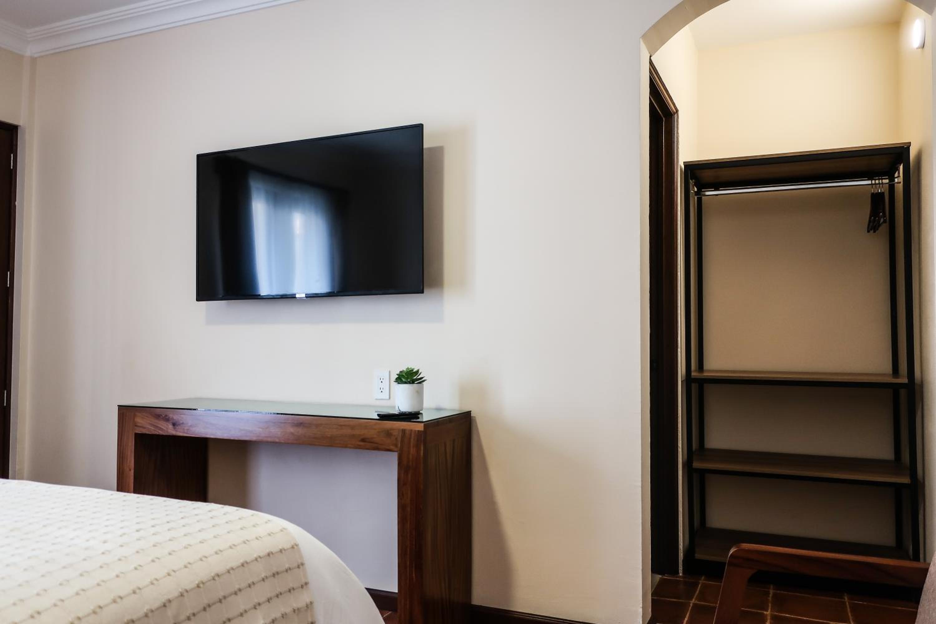 Standard Queen Room - Photo 4