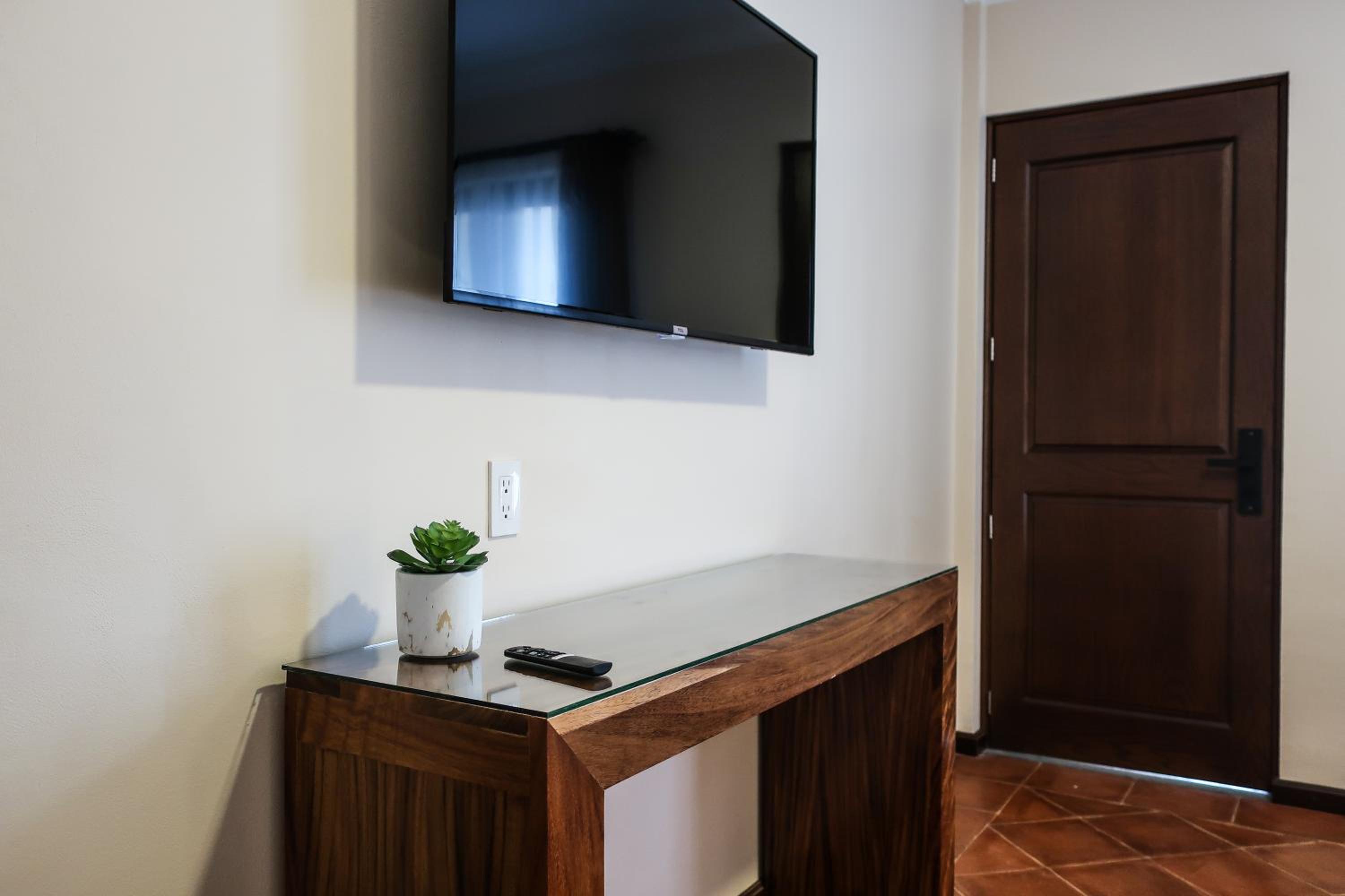 Queen Room - Disability Access - Photo 1