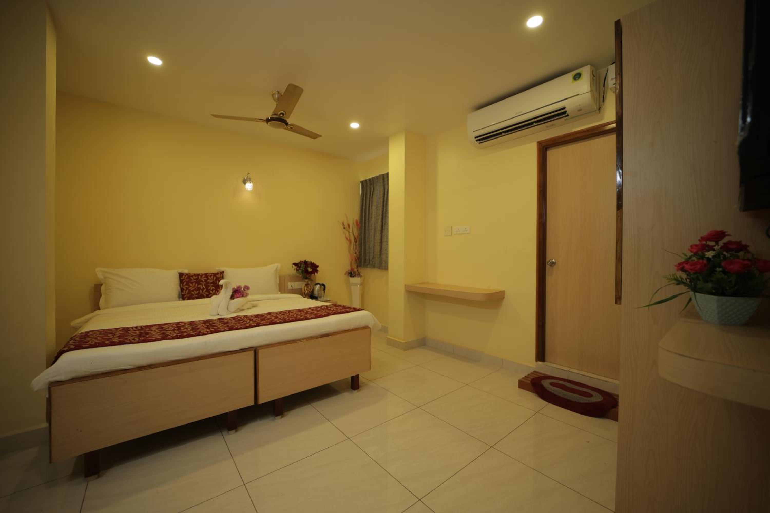 Deluxe Room - Photo 9