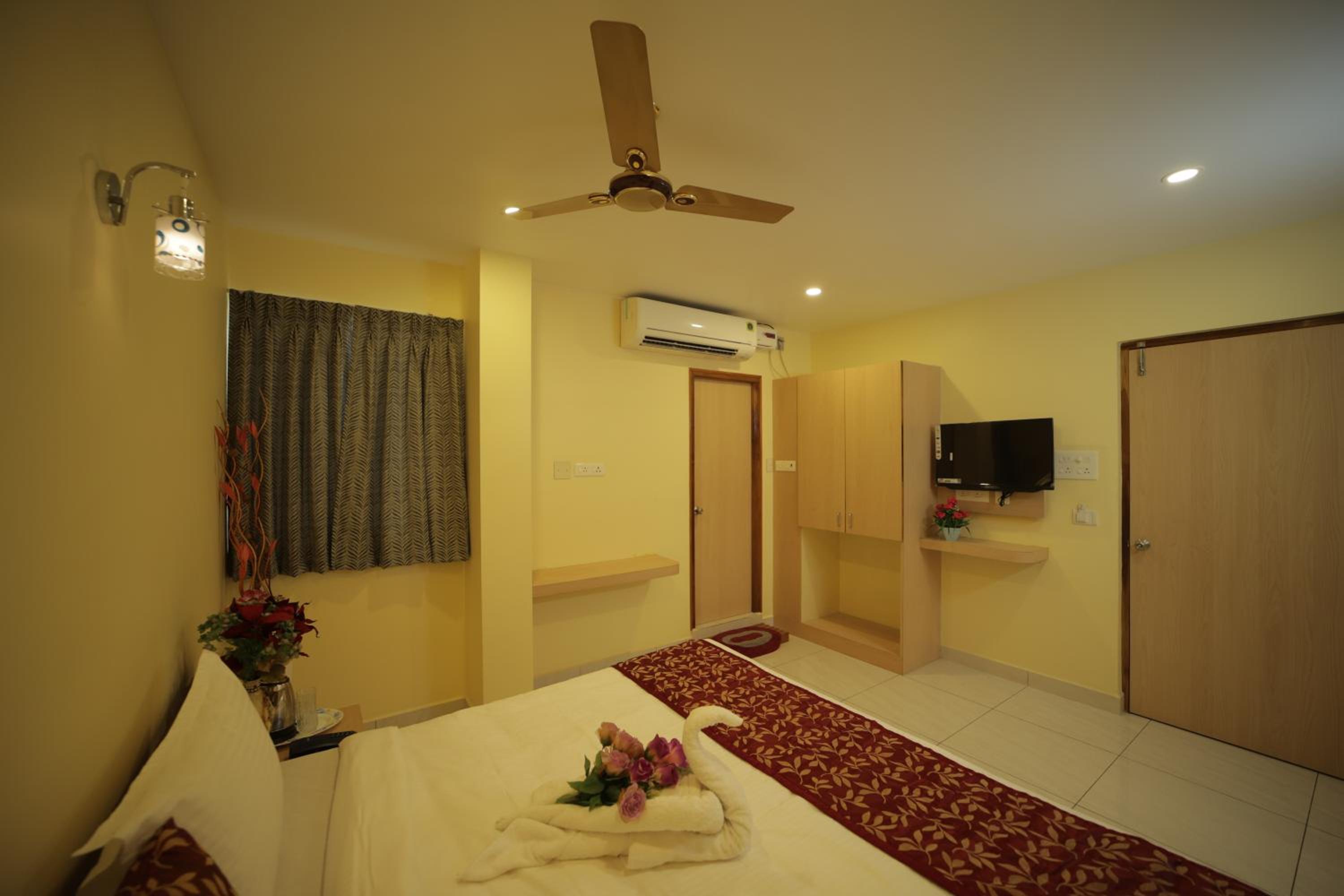 Deluxe Room - Photo 10