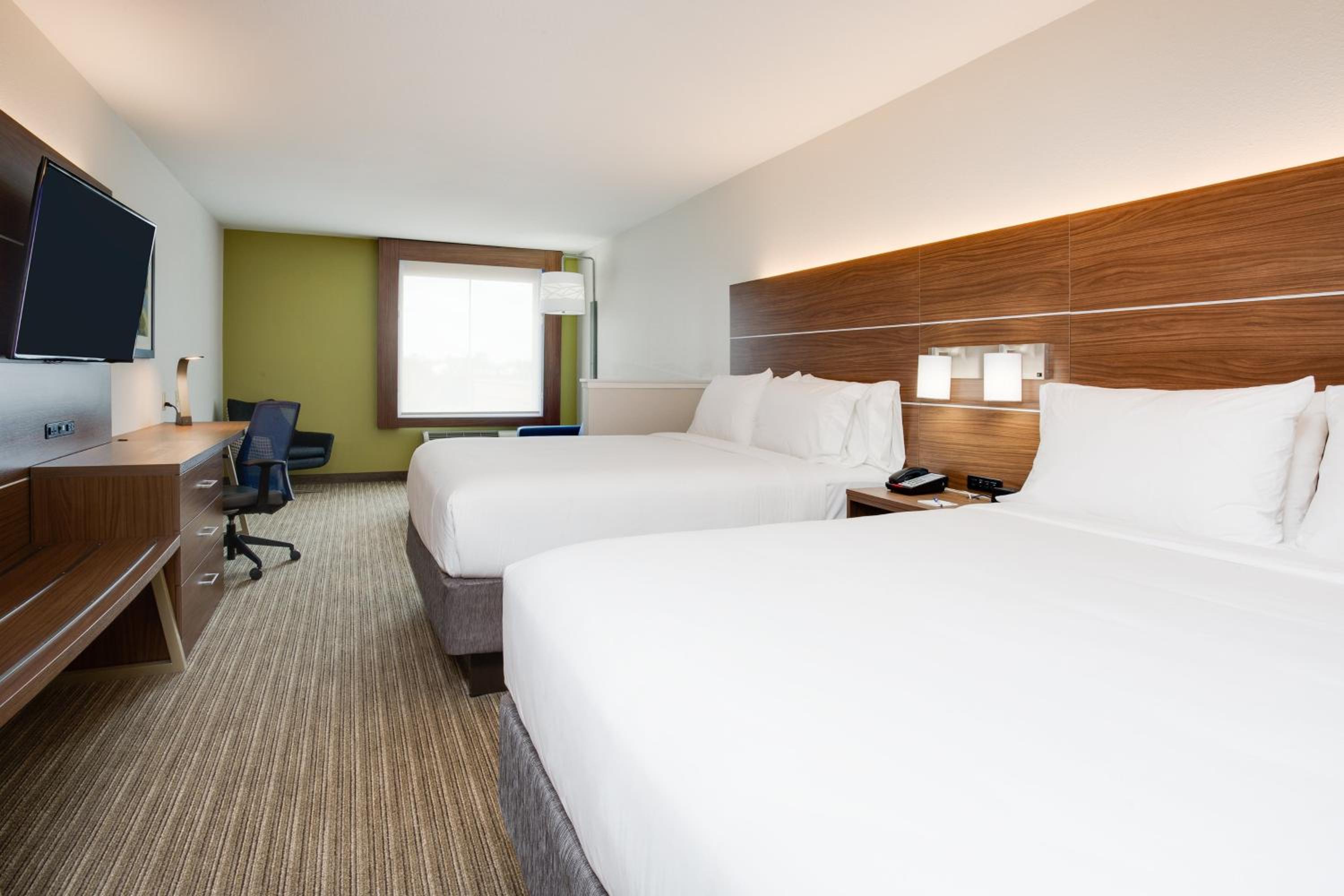 Queen Suite with Two Queen Beds photo 3