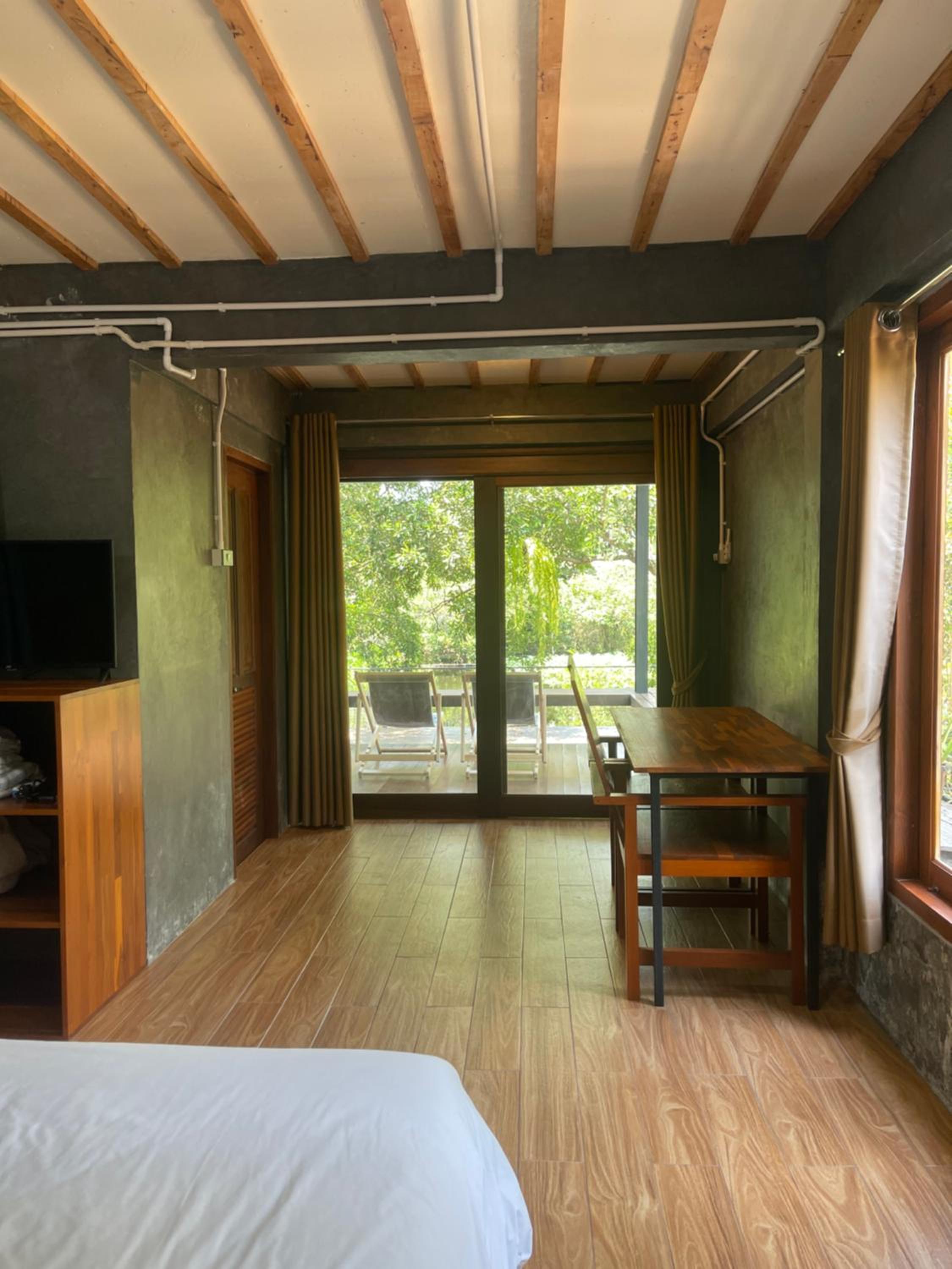 King Room with Balcony - Photo 15