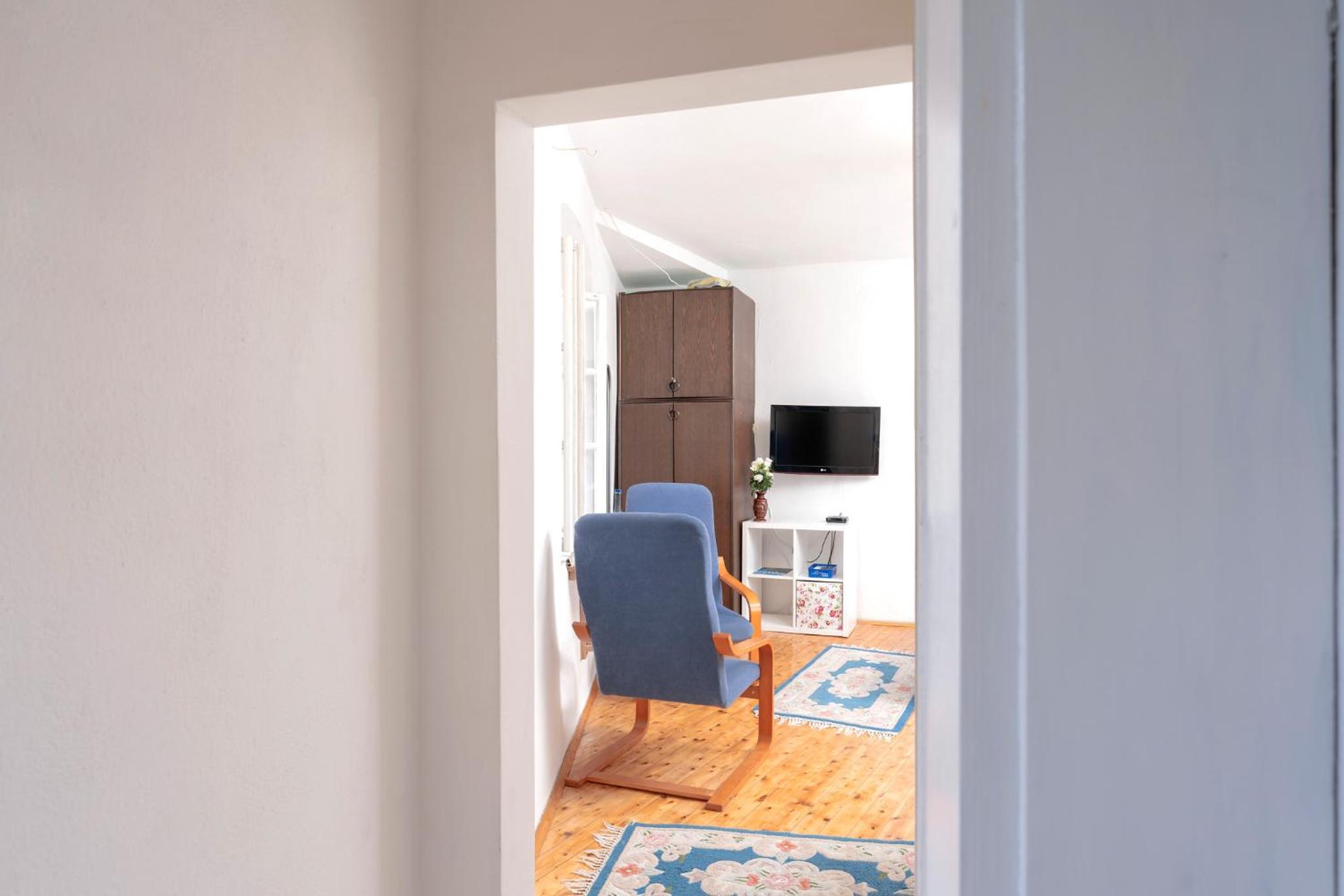 One-Bedroom Apartment photo 1