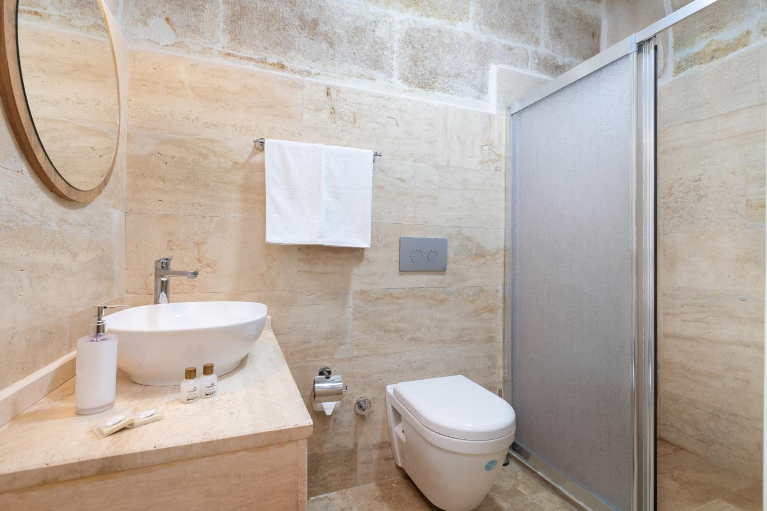 Standard Double Room - Photo 11