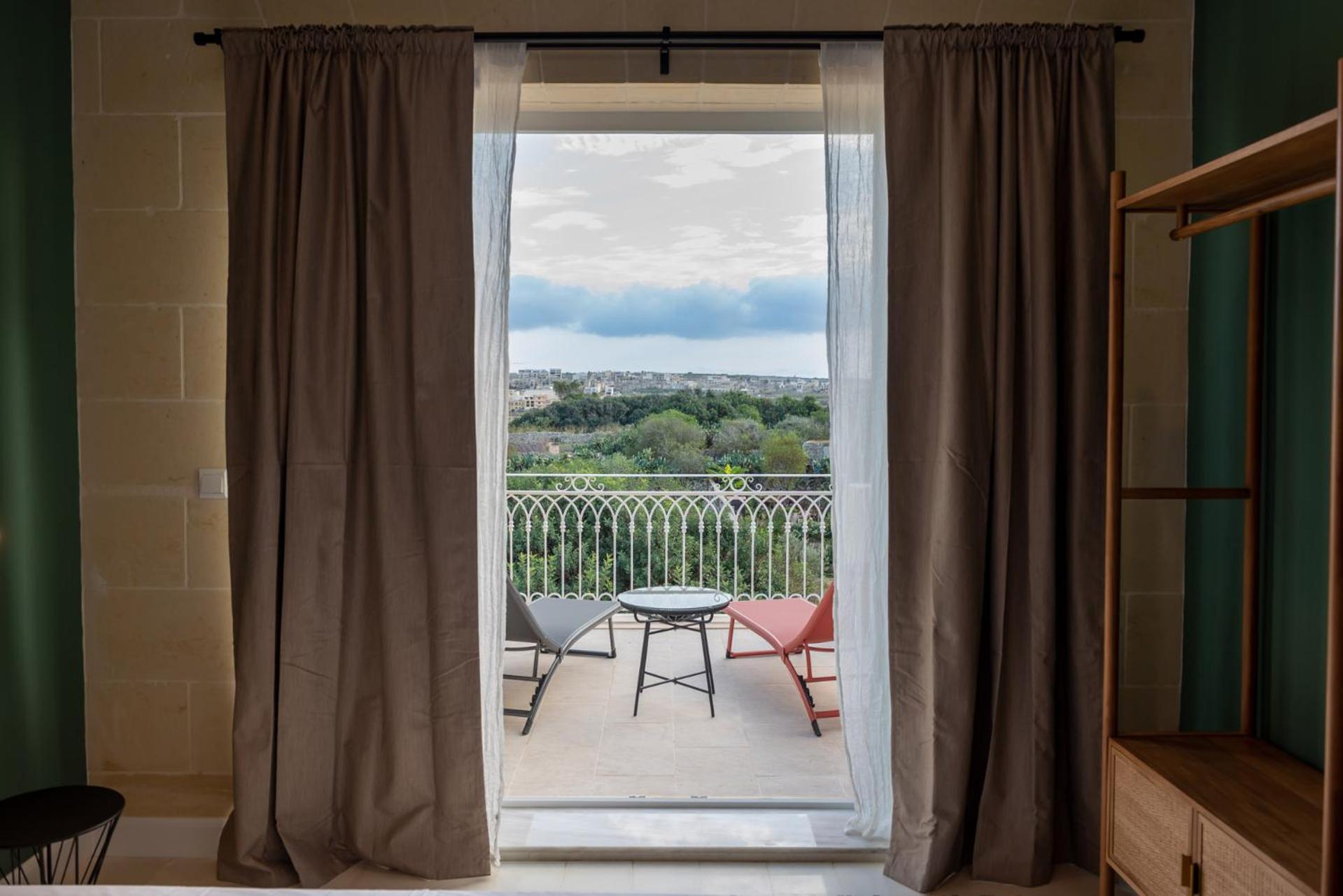 Queen Room with Balcony photo 2