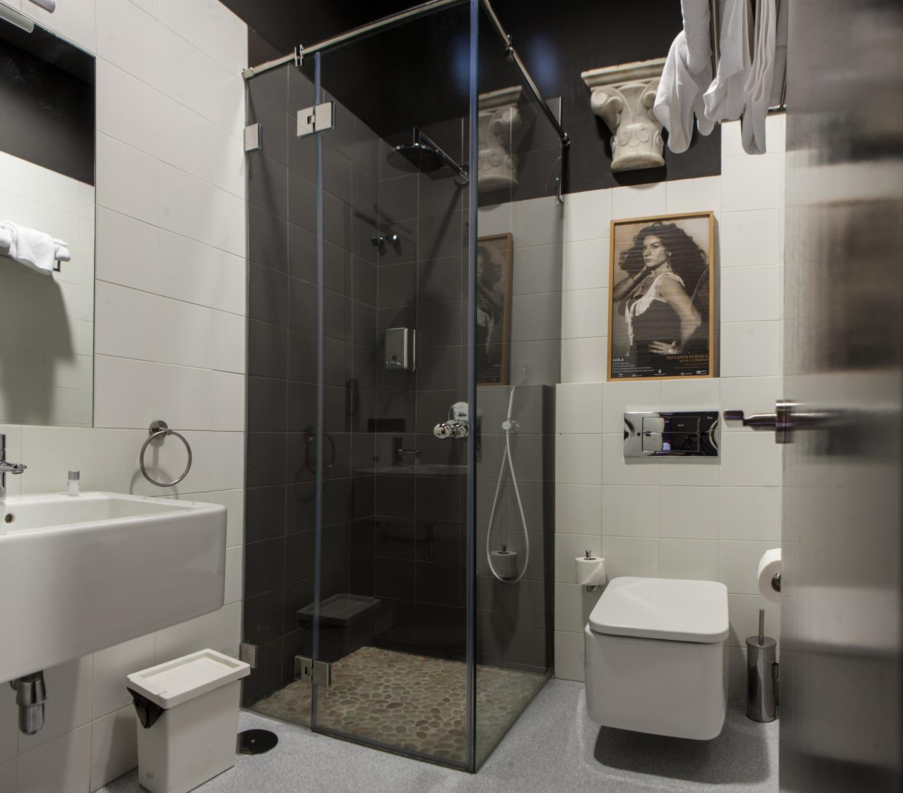 Double Room with Private Bathroom - Photo 6