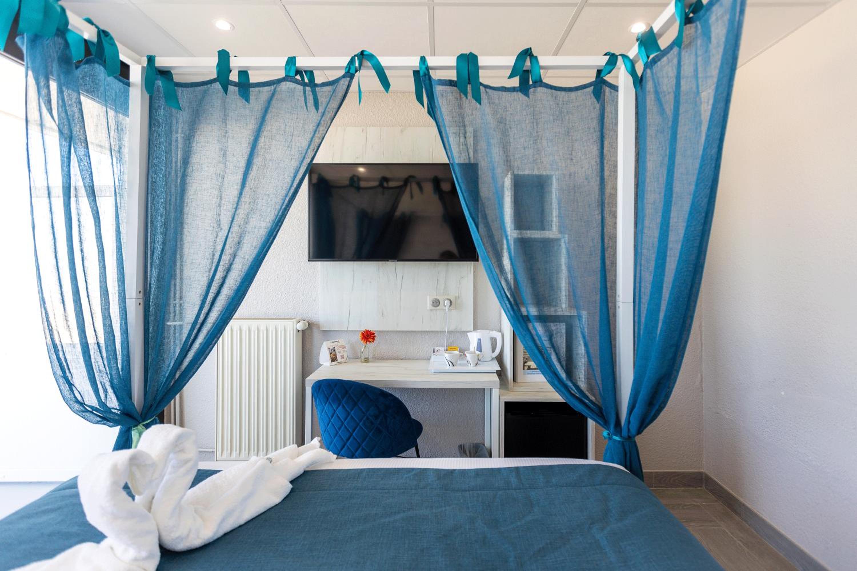 Superior Double Room with Sea View - Photo 8