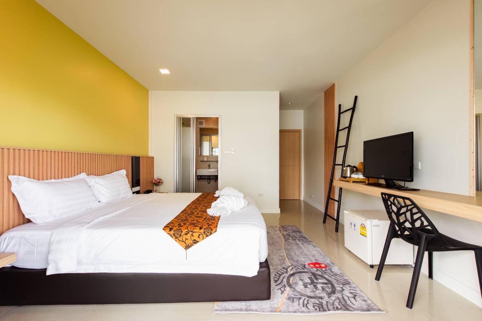 Deluxe Double Room with Balcony - Photo 3