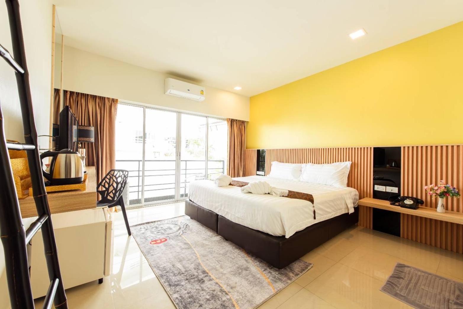 Deluxe Double Room with Balcony - Photo 6