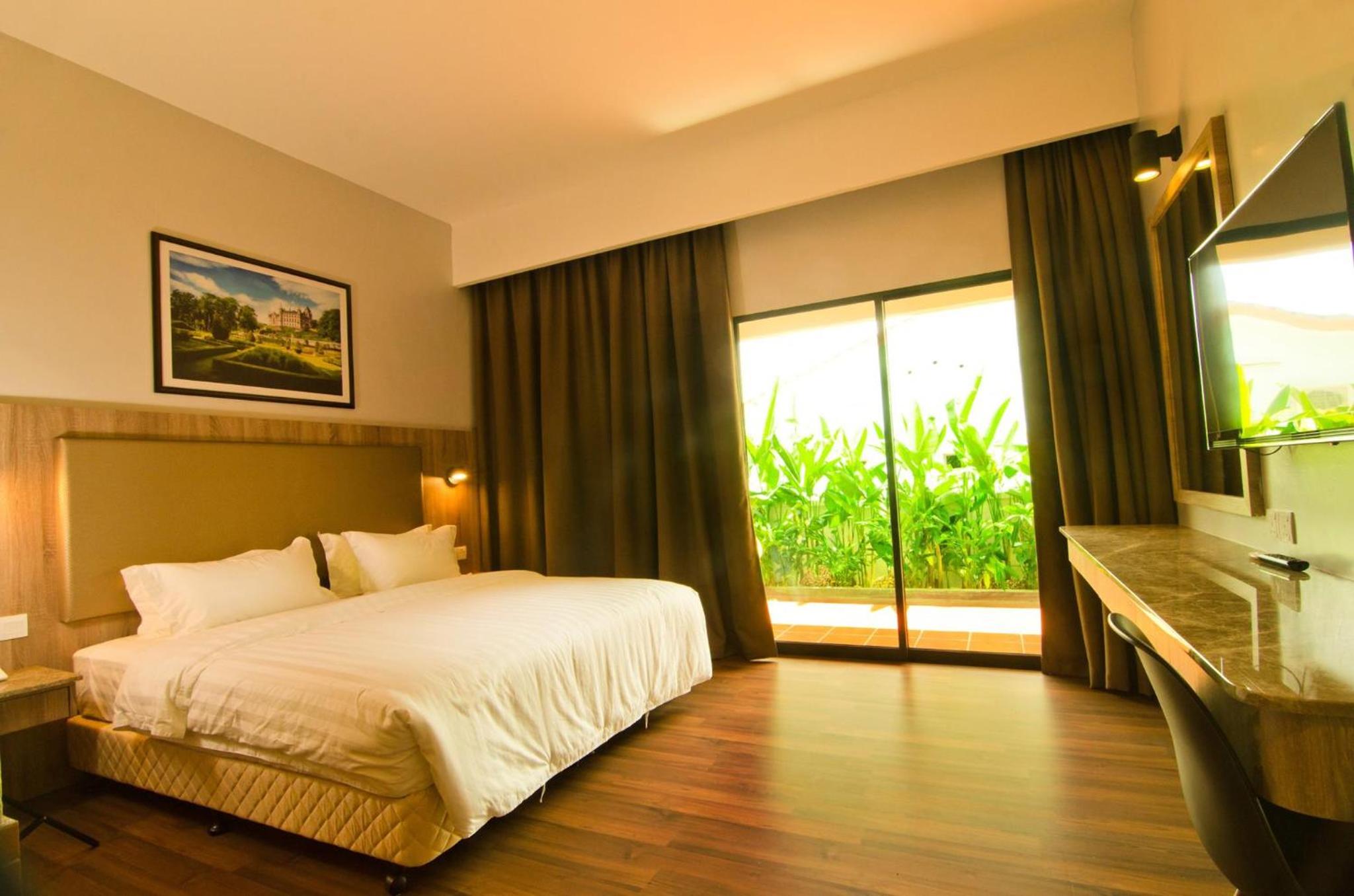 Deluxe Double Room with Balcony photo 1