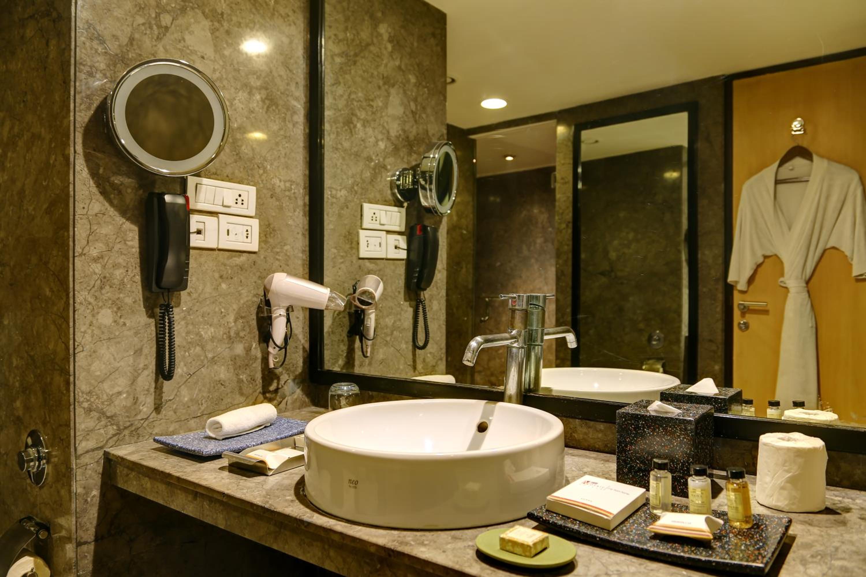 Suite - Photo 3