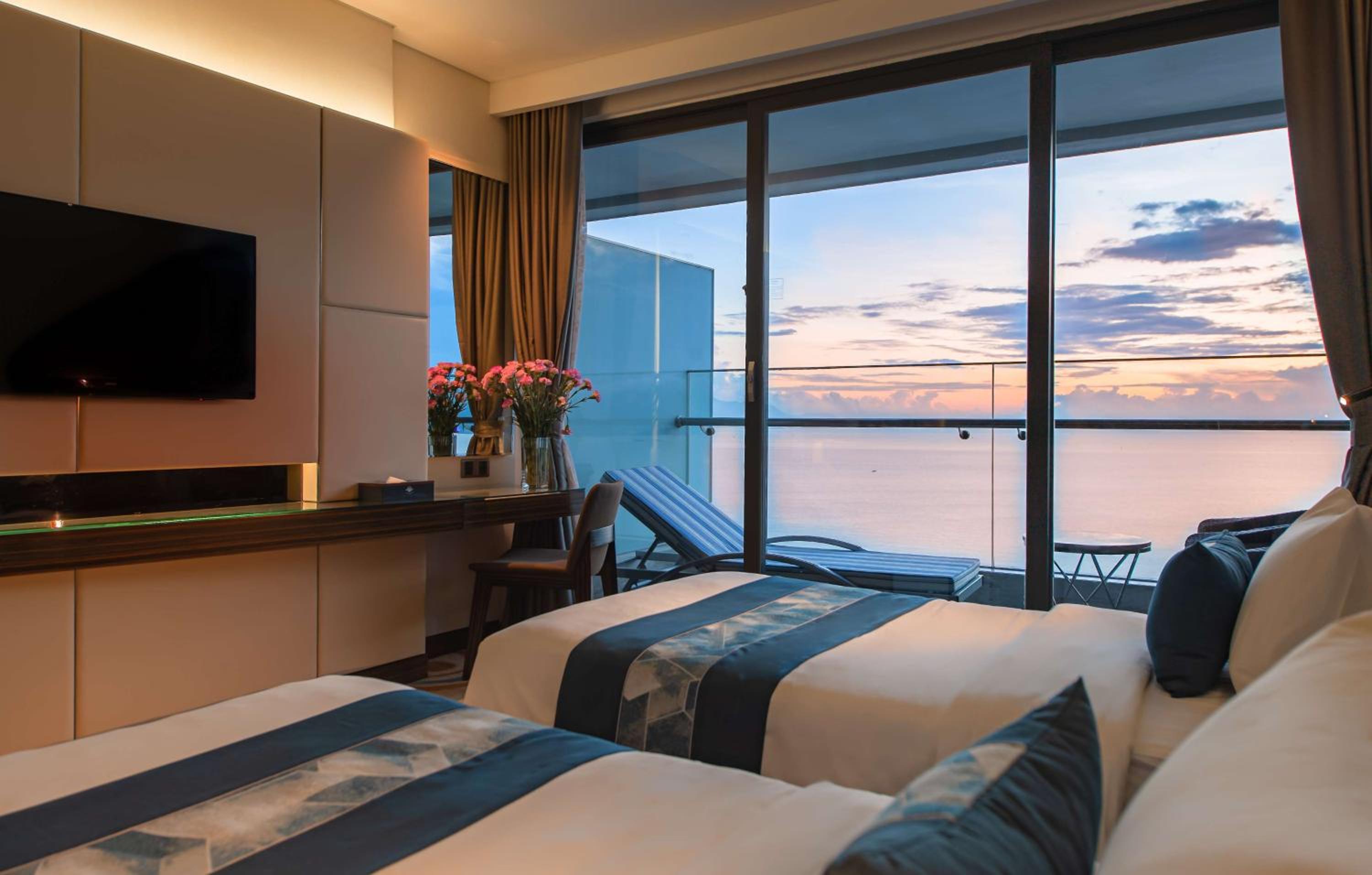 Premier Twin Ocean View Balcony photo 3