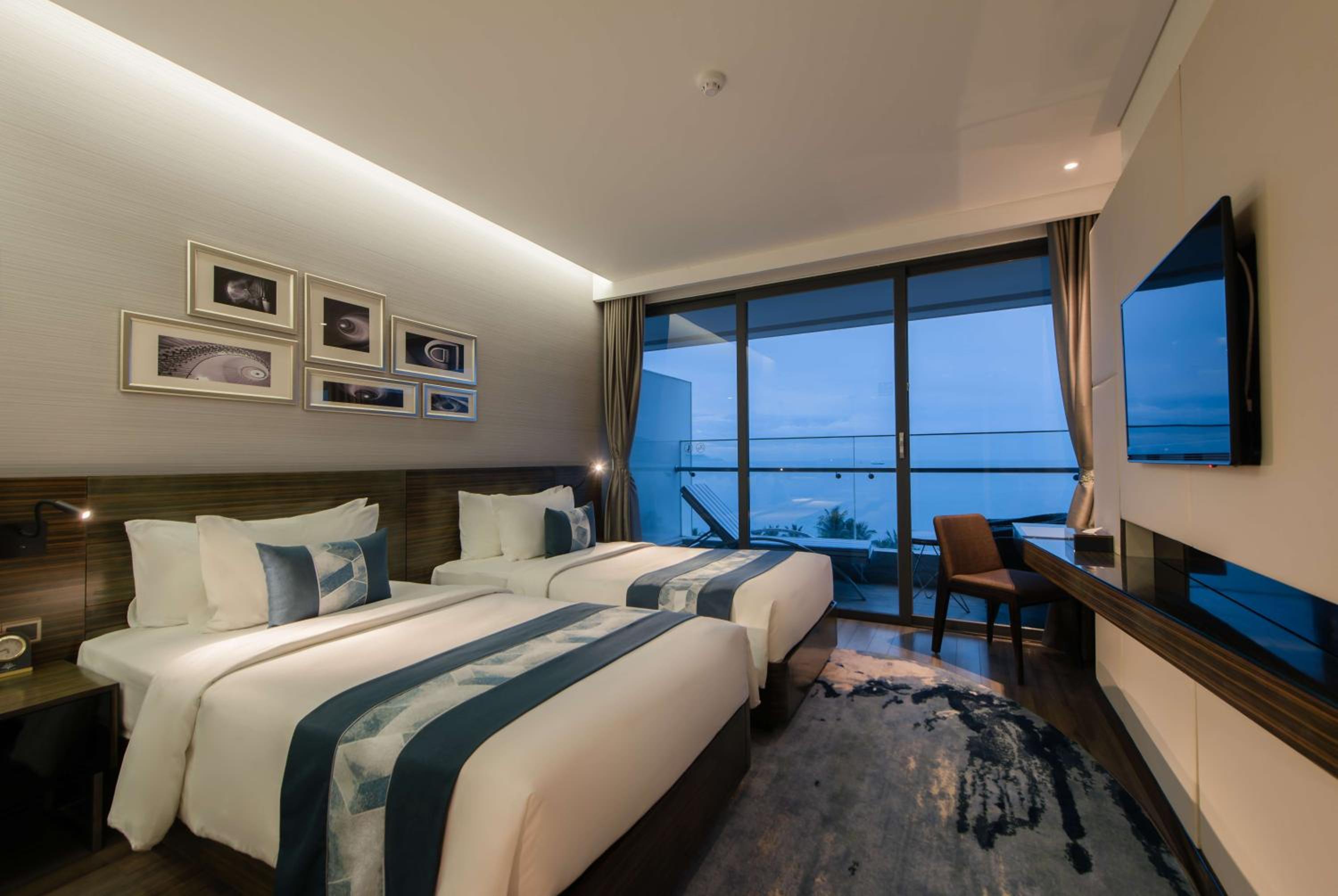 Premier Twin Ocean View Balcony photo 1