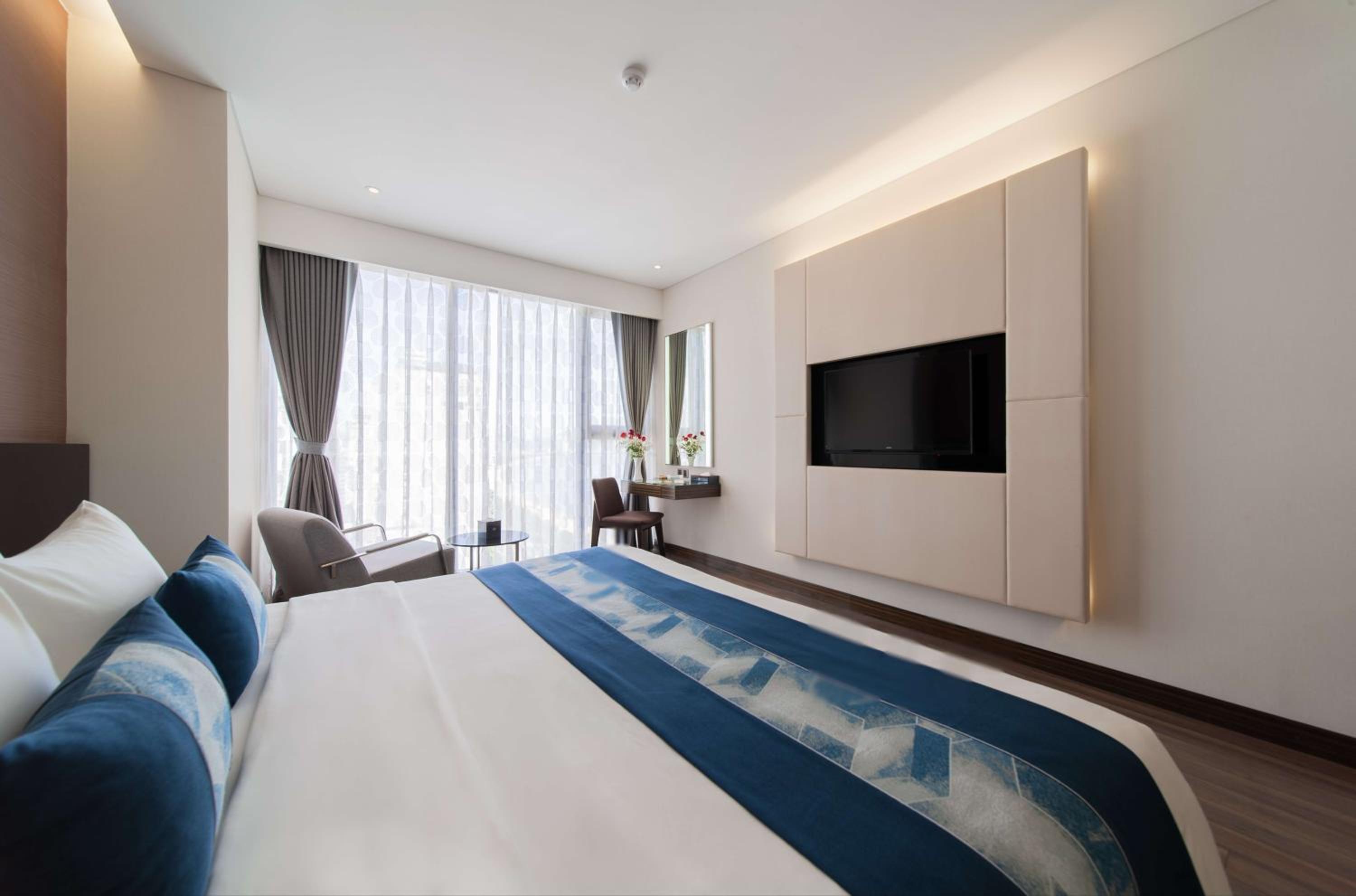 Grand Deluxe Queen  Partial sea view 