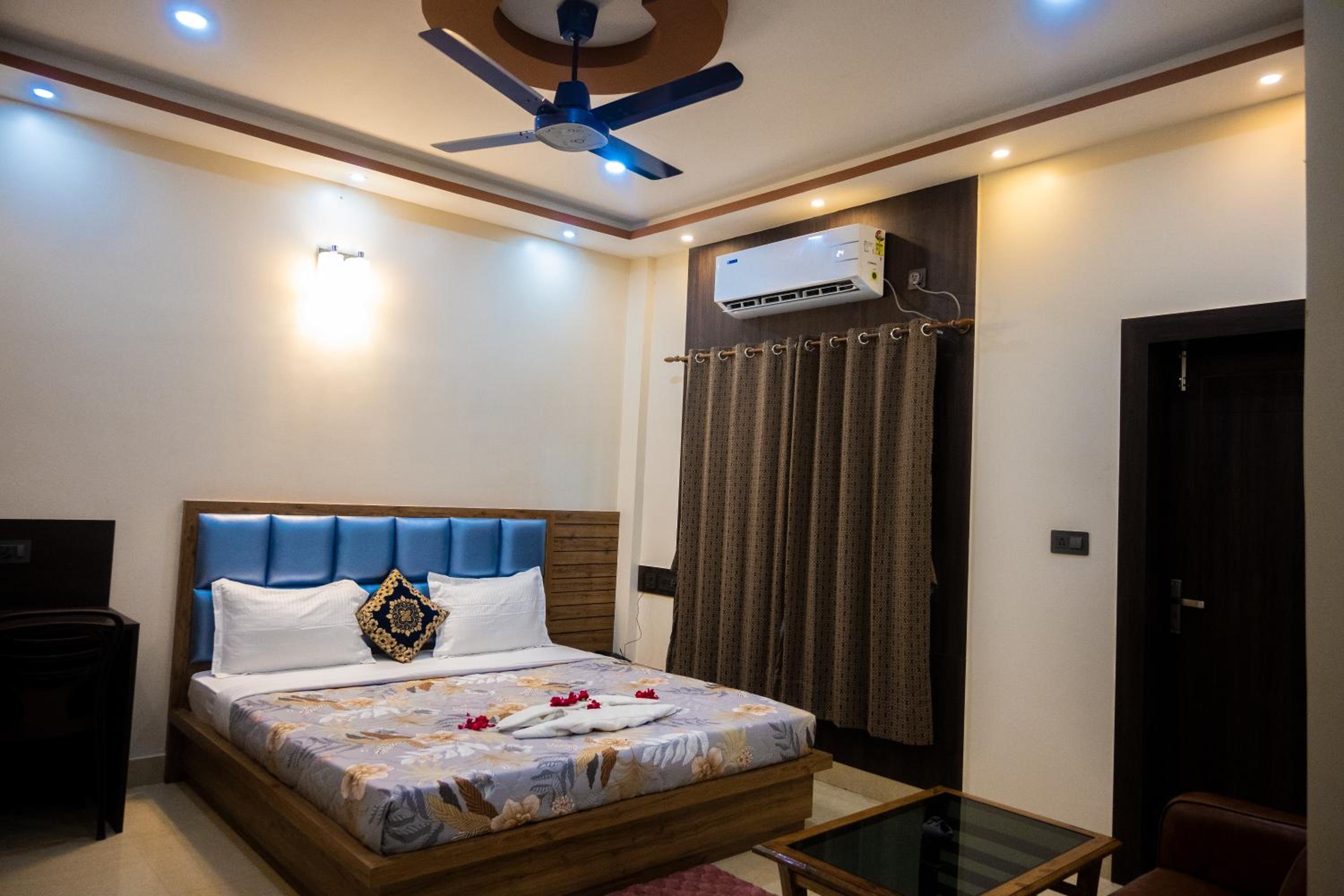 Deluxe Double Room (2 Adults + 1 Child)