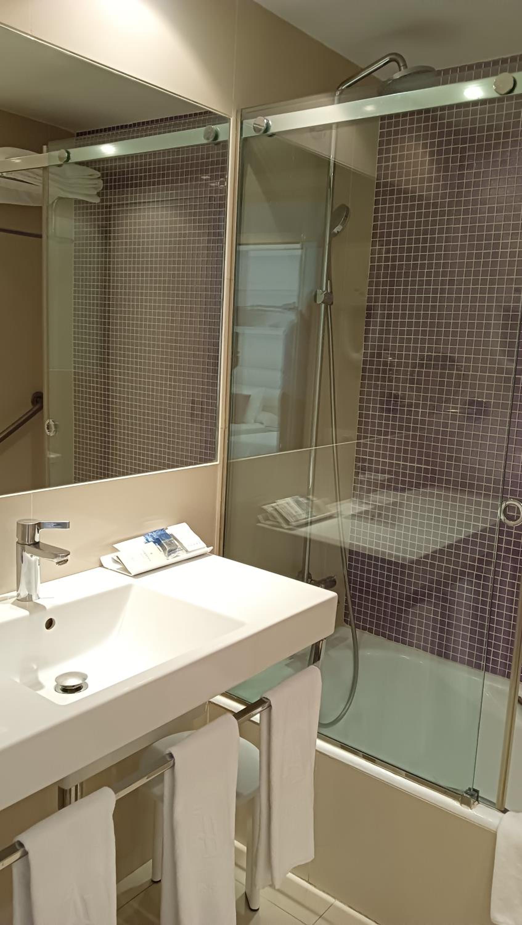 Double Room with Street View - Extra Bed - Photo 5