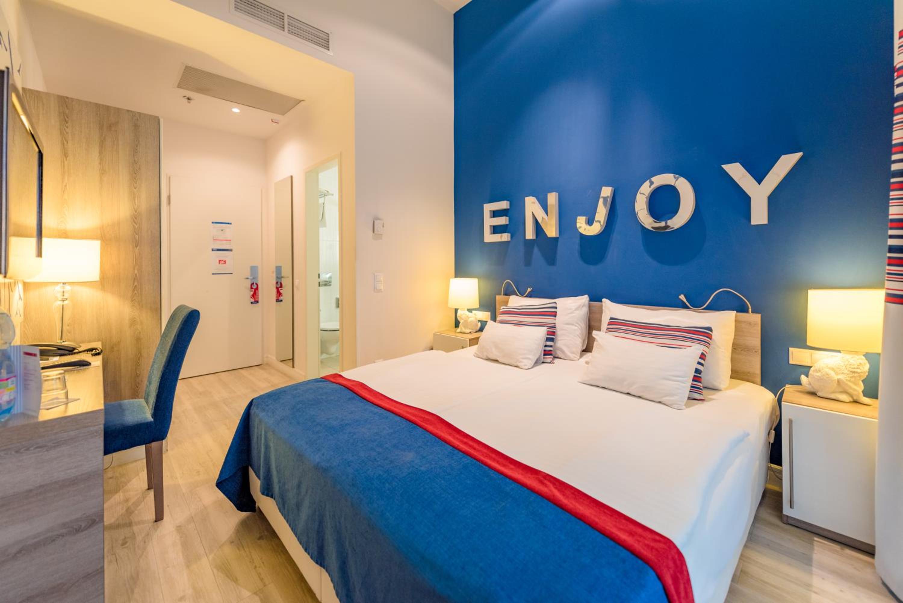 Standard Double or Twin Room thumbnail 6