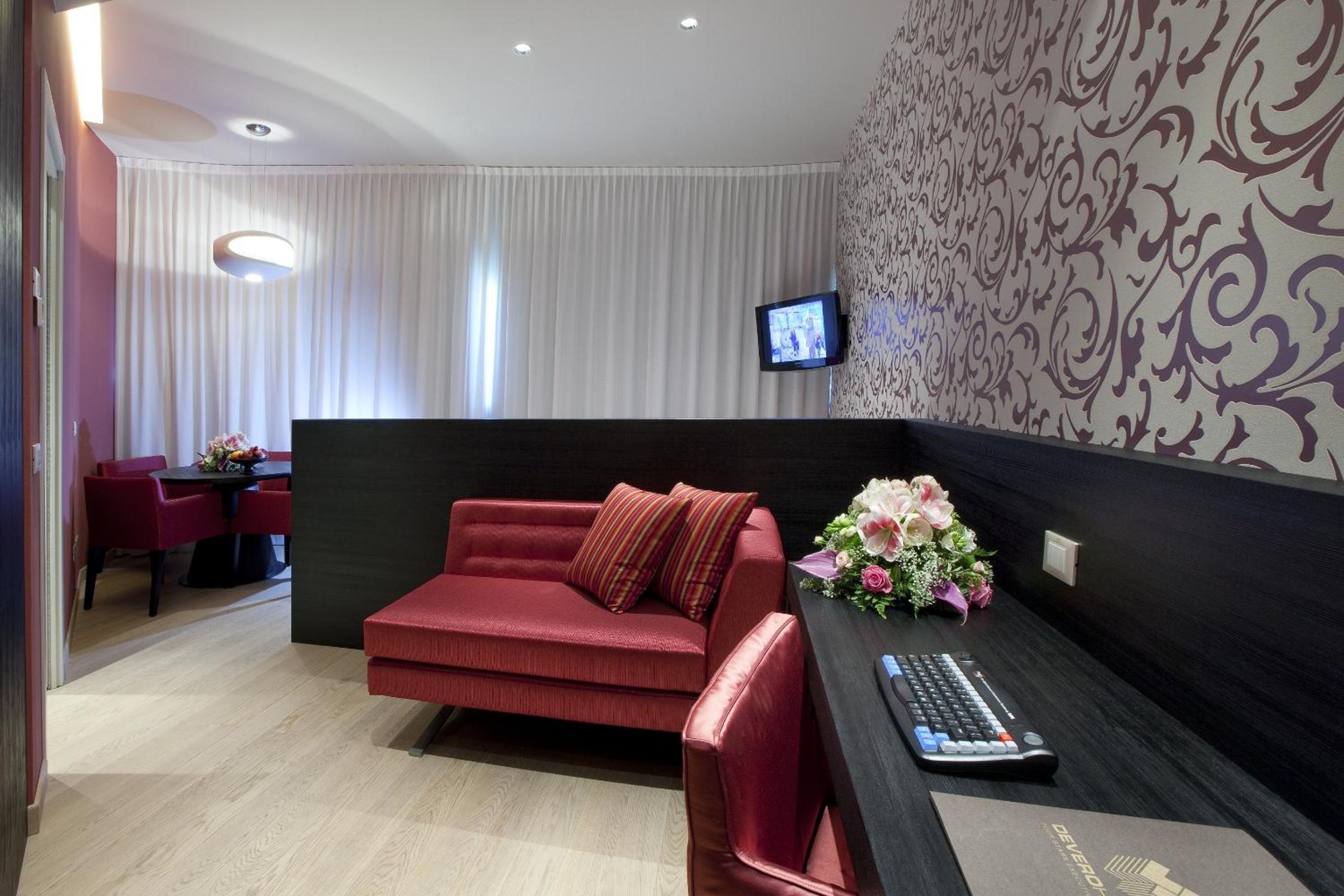 Prestige Junior King Suite with Spa Bath - Photo 9