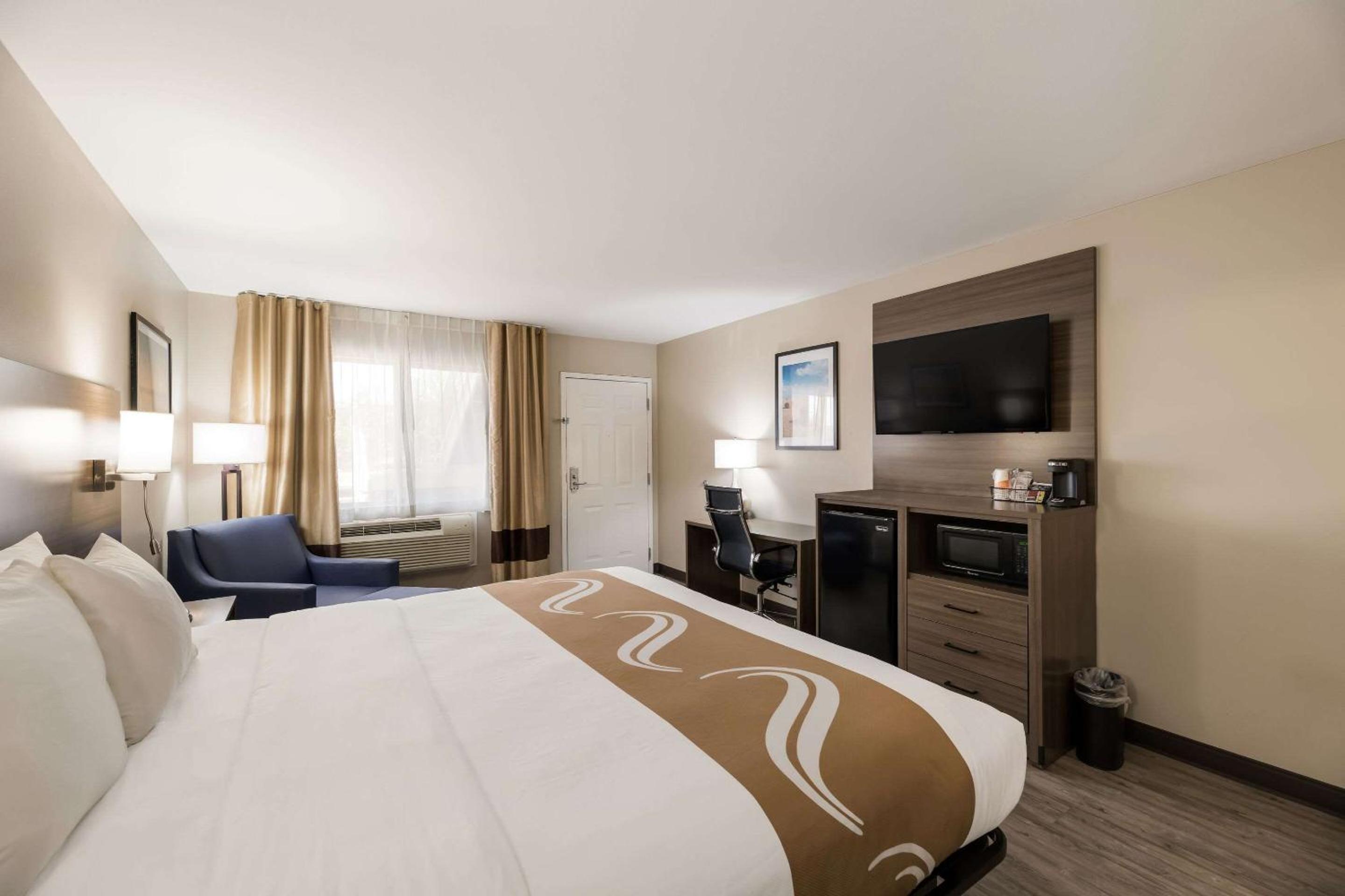 King Room - Non-Smoking - Photo 4