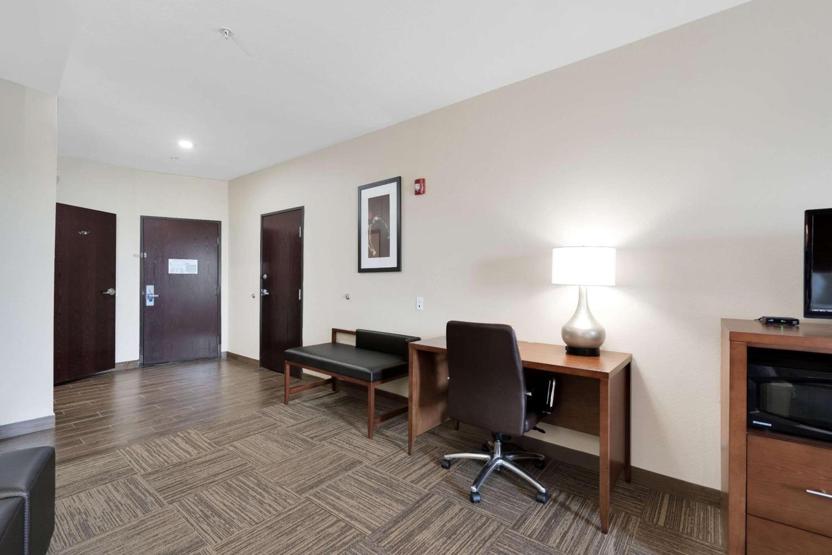 King Suite - Disability Access/Non-Smoking - Photo 2