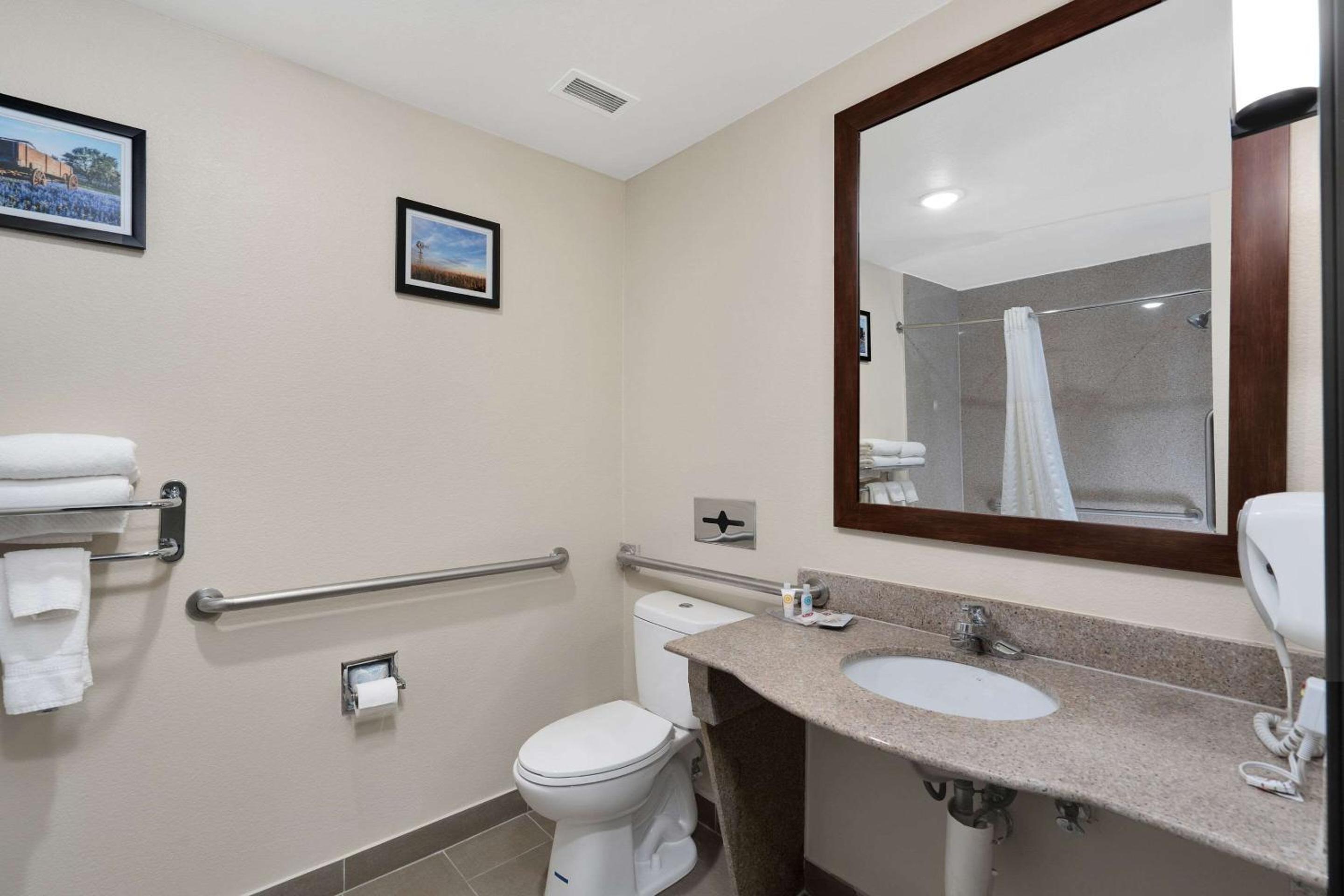 King Suite - Disability Access/Non-Smoking - Photo 3