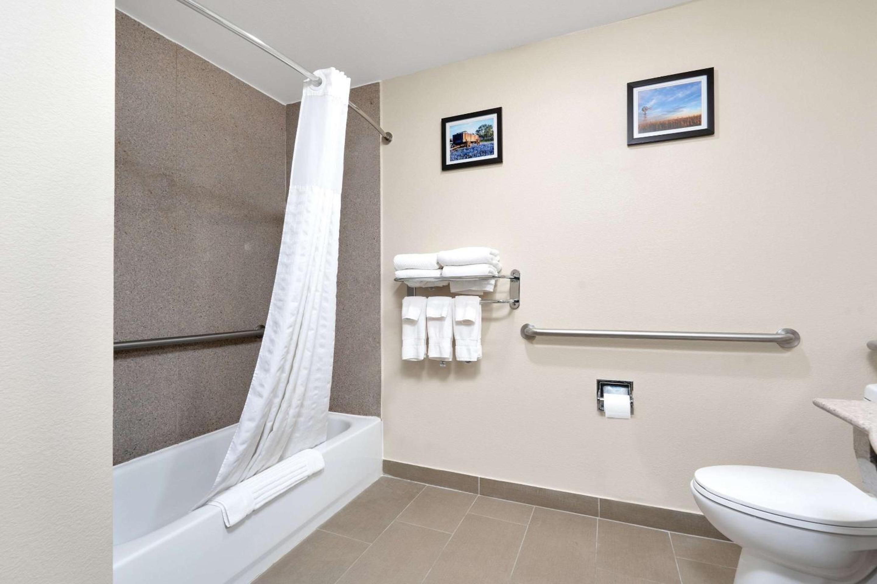 King Suite - Disability Access/Non-Smoking - Photo 5