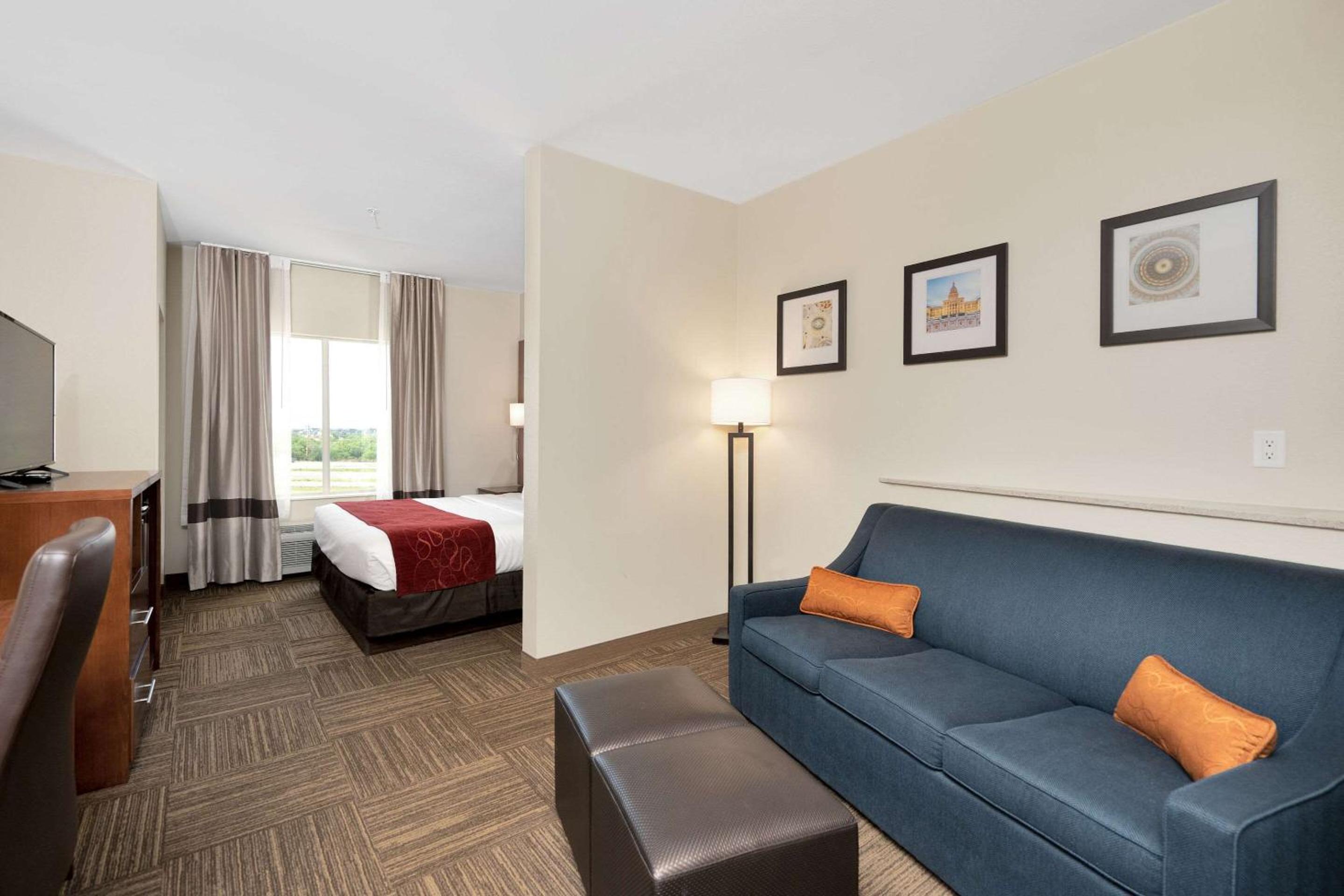 King Suite - Non-Smoking - Photo 4