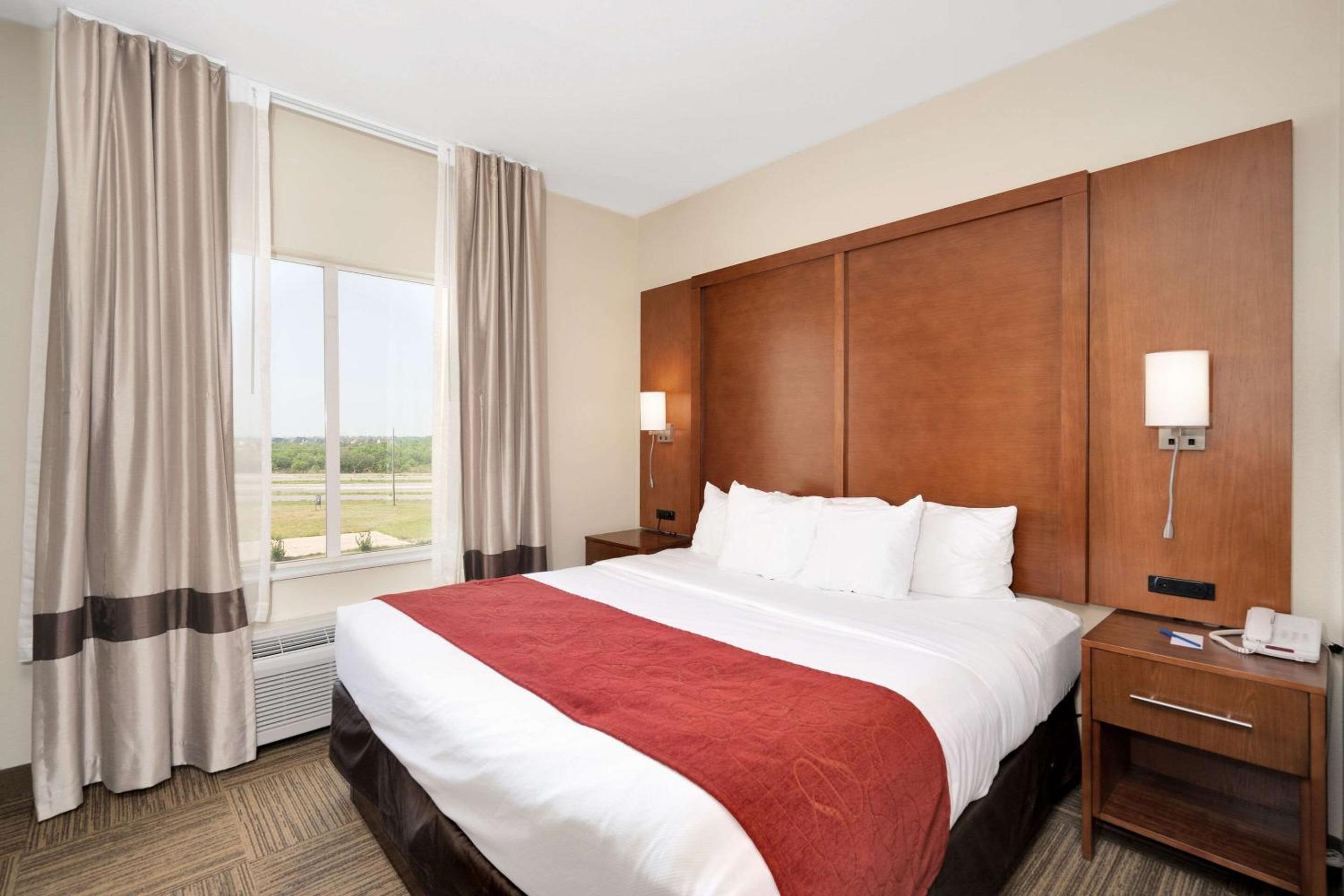 King Suite - Non-Smoking - Photo 1