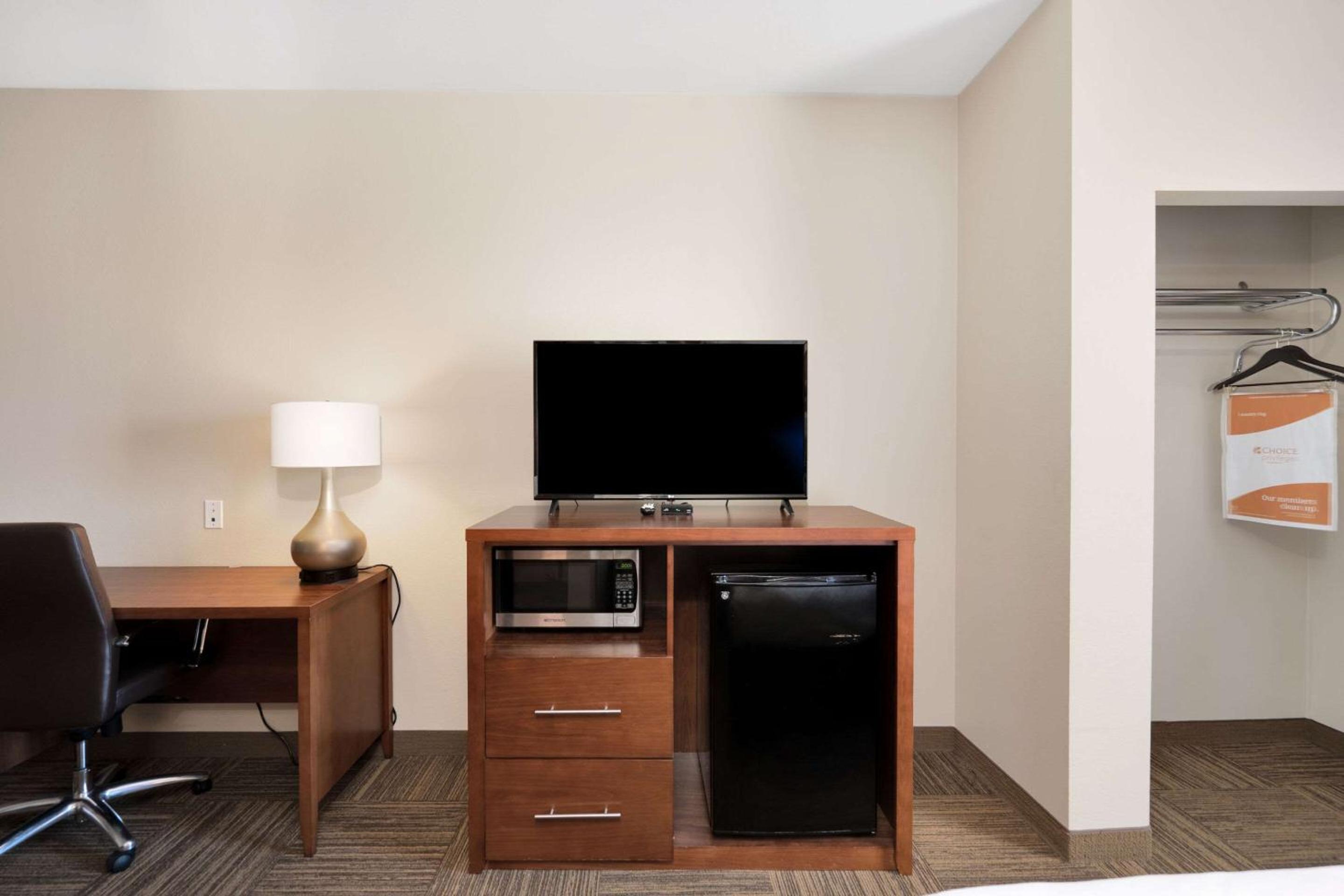 King Suite - Non-Smoking - Photo 2