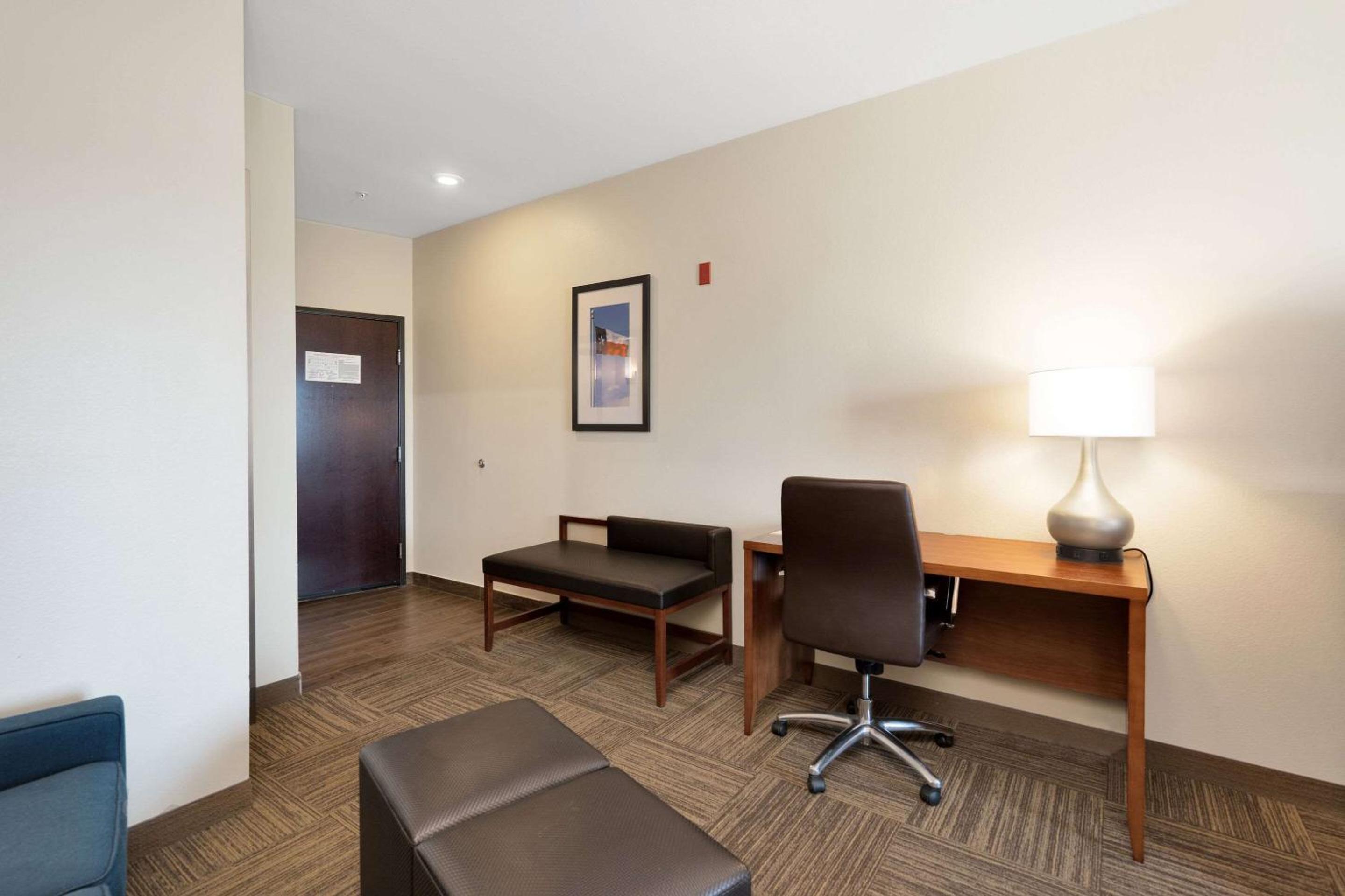 King Suite - Non-Smoking - Photo 3