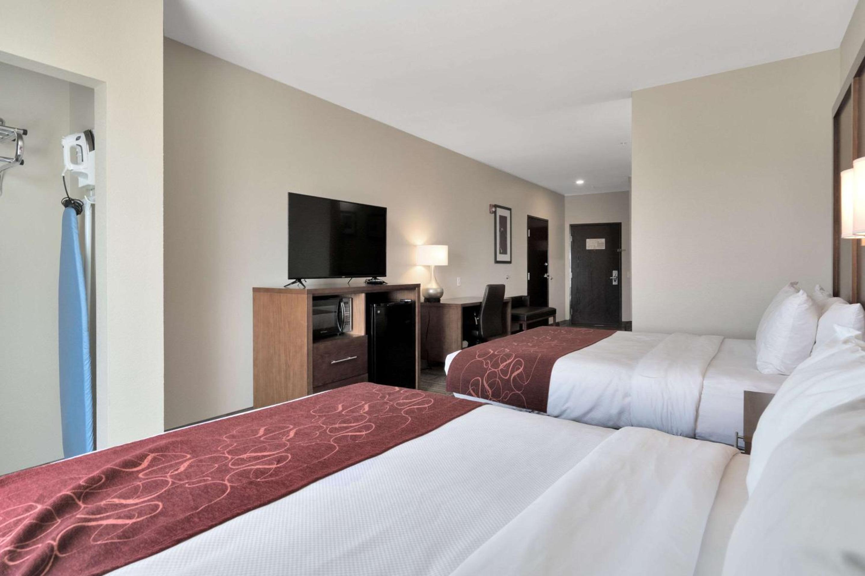 Queen Suite with Two Queen Beds - Non-Smoking - Photo 2