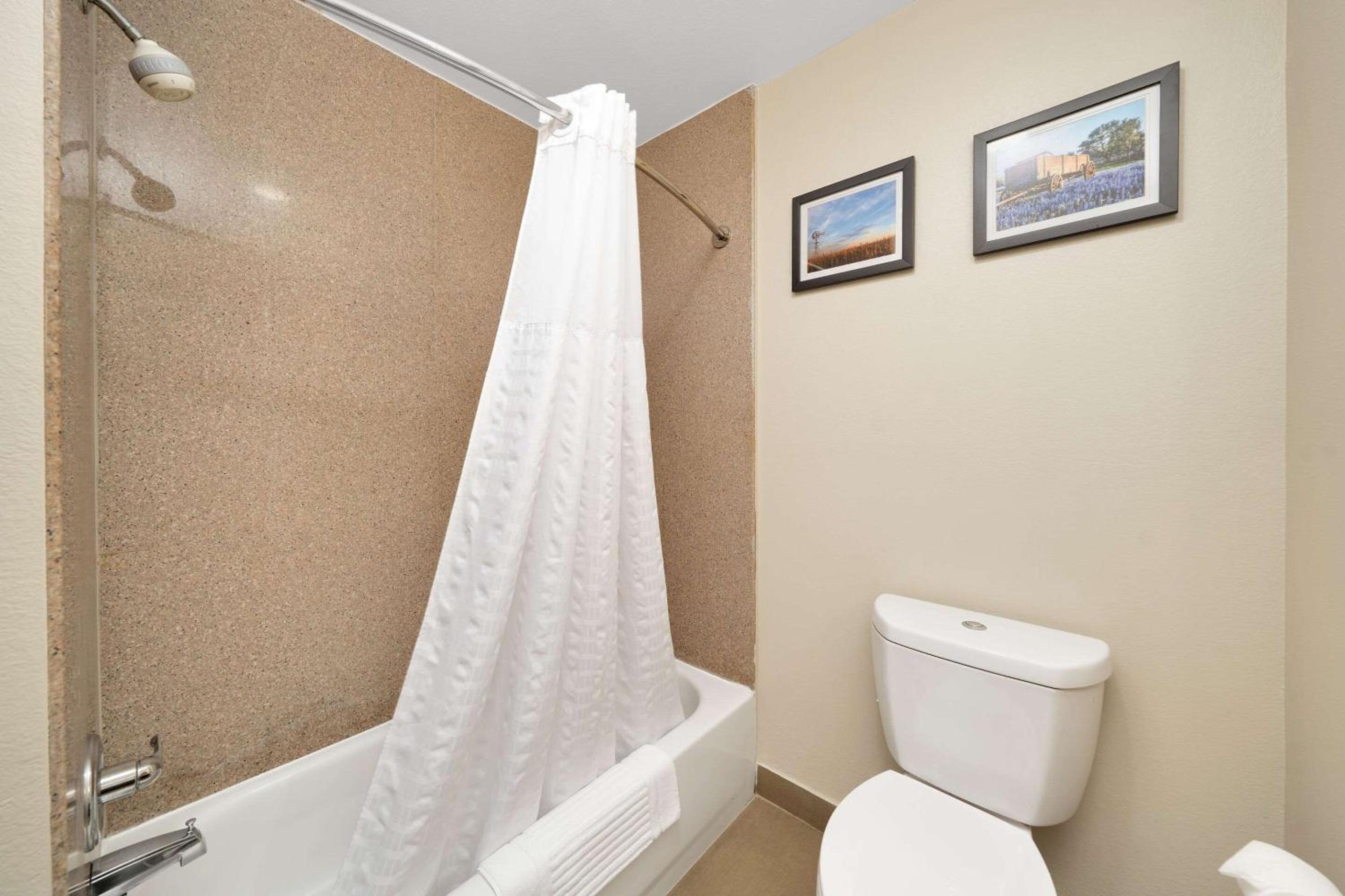Queen Suite with Two Queen Beds - Non-Smoking - Photo 4