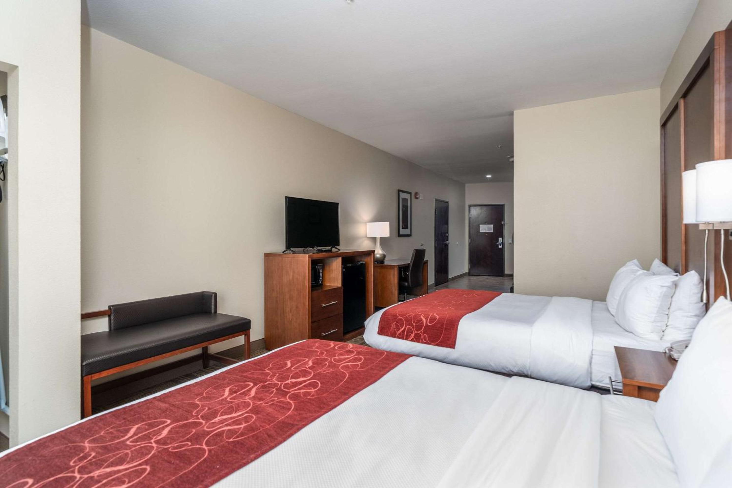 Queen Suite with Two Queen Beds - Disability Access/Non-Smoking - Photo 2