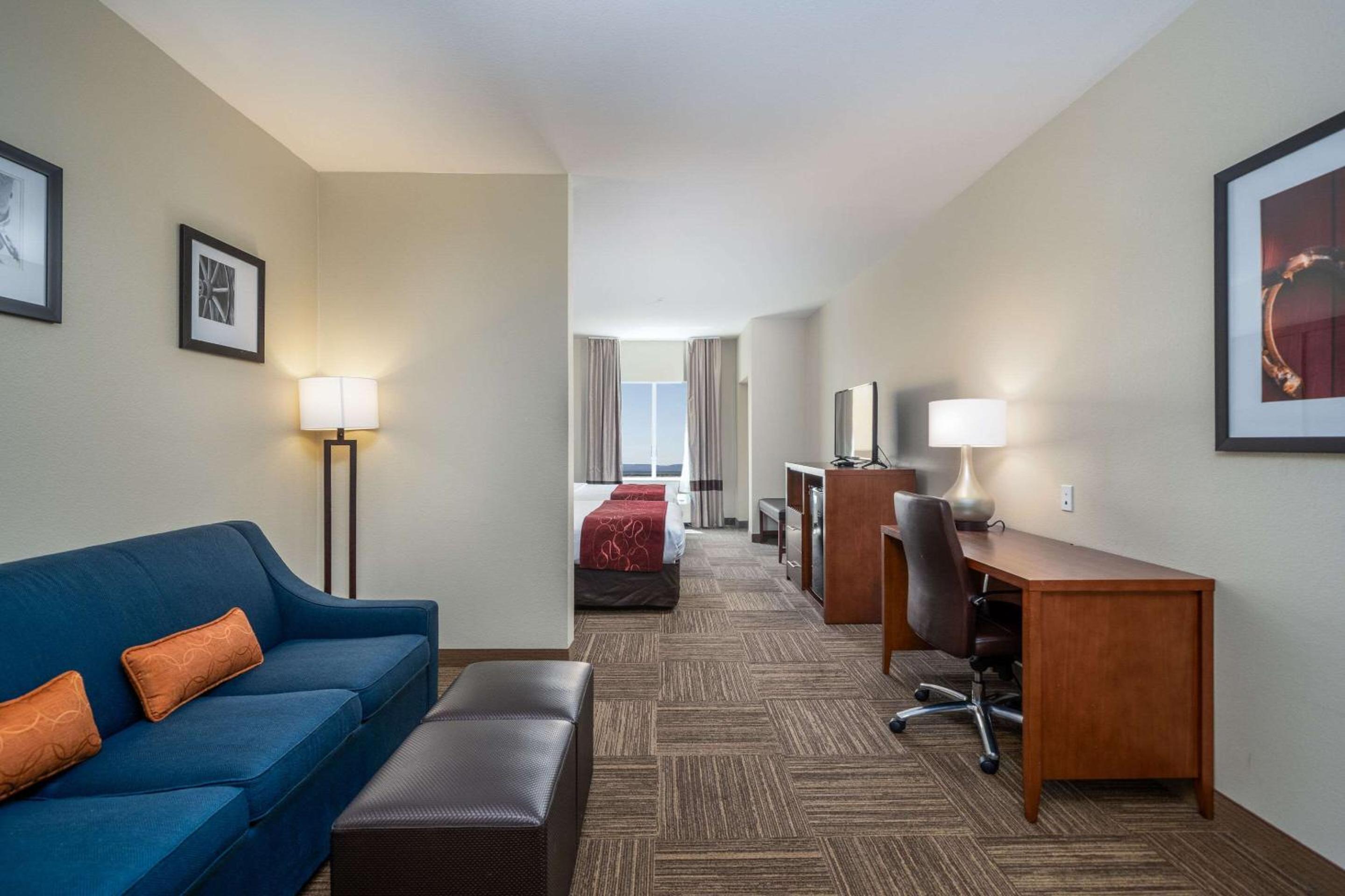 Queen Suite with Two Queen Beds - Disability Access/Non-Smoking - Photo 3
