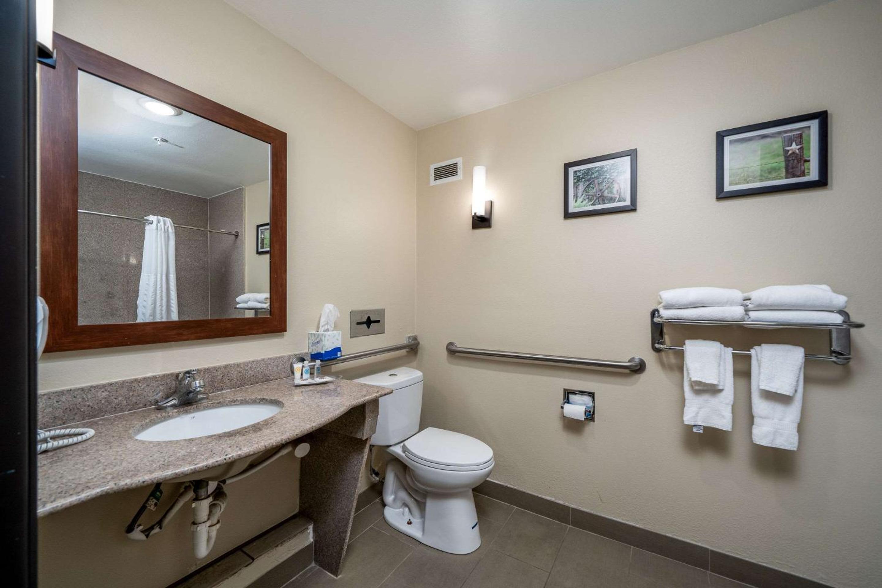 Queen Suite with Two Queen Beds - Disability Access/Non-Smoking - Photo 4
