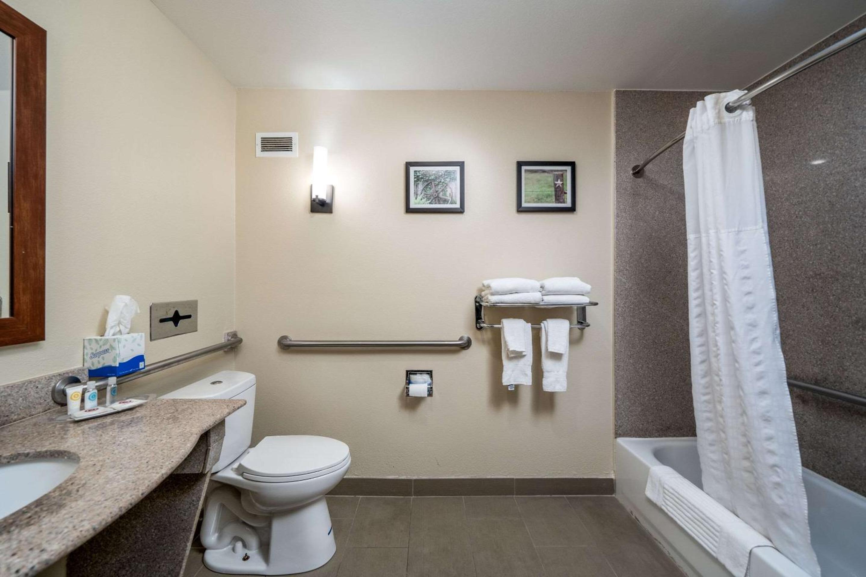 Queen Suite with Two Queen Beds - Disability Access/Non-Smoking - Photo 5