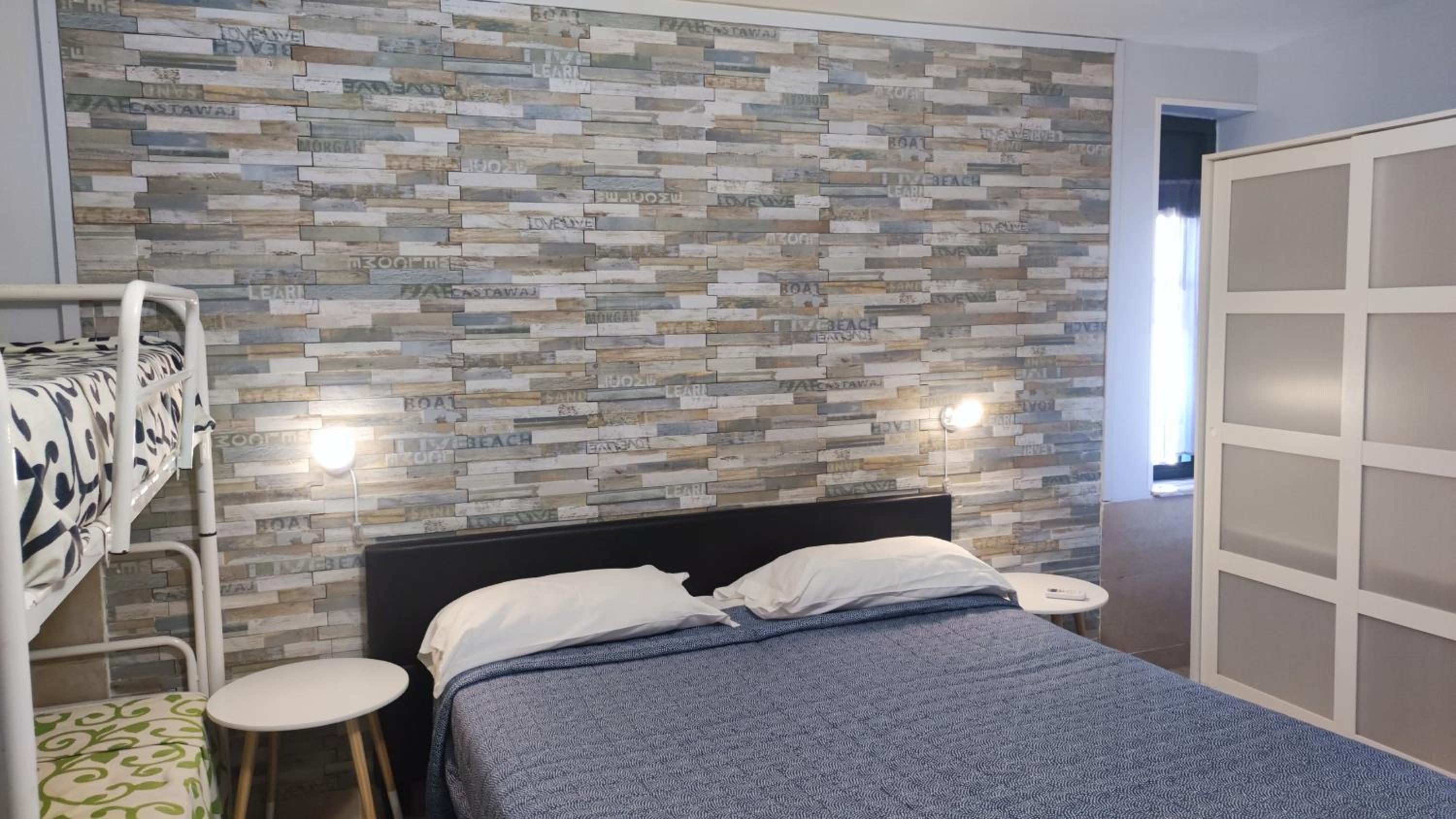 Family Room with Private Bathroom - Photo 3