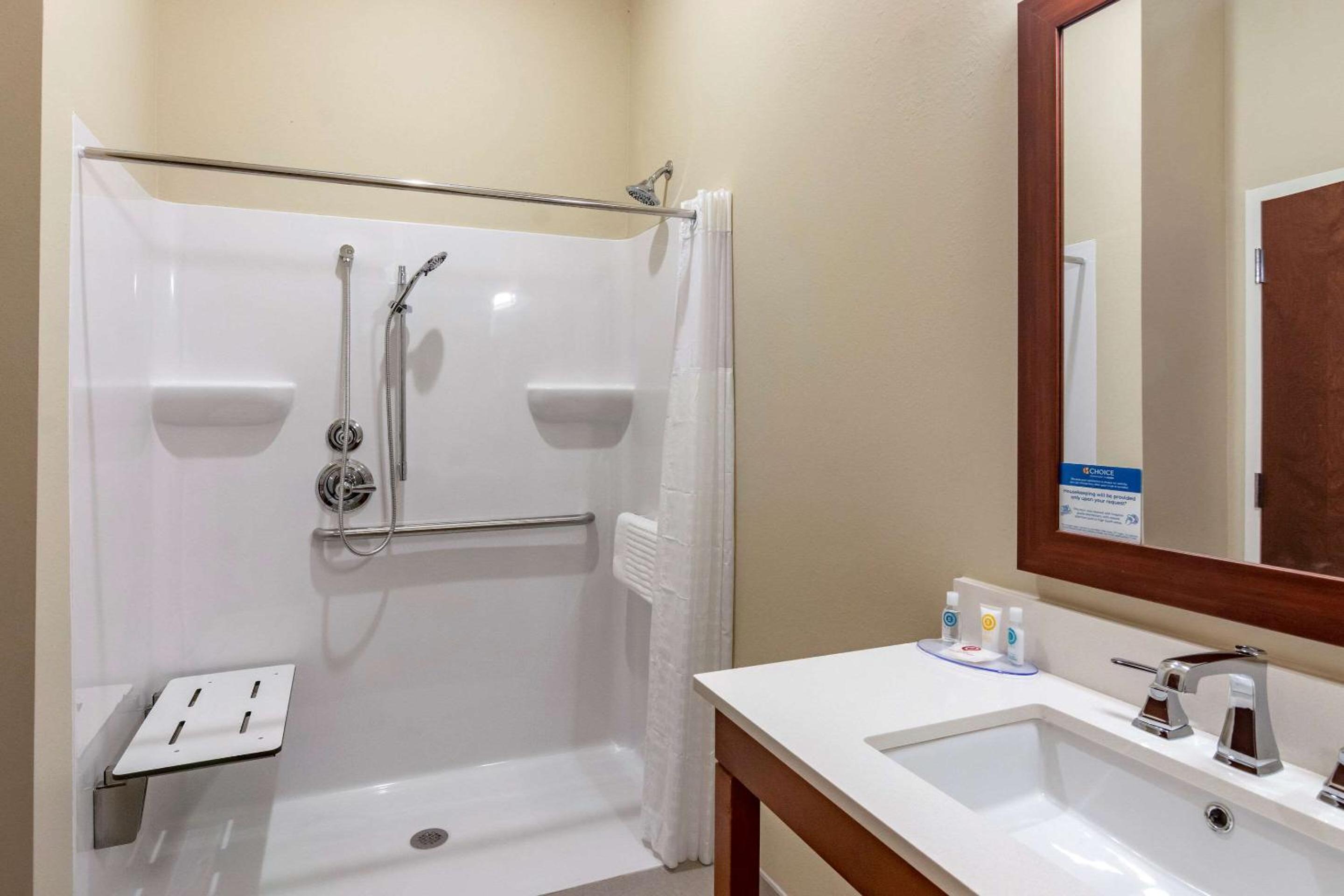 Queen Suite with Two Queen Beds - Disability Access/Non-smoking - Photo 7