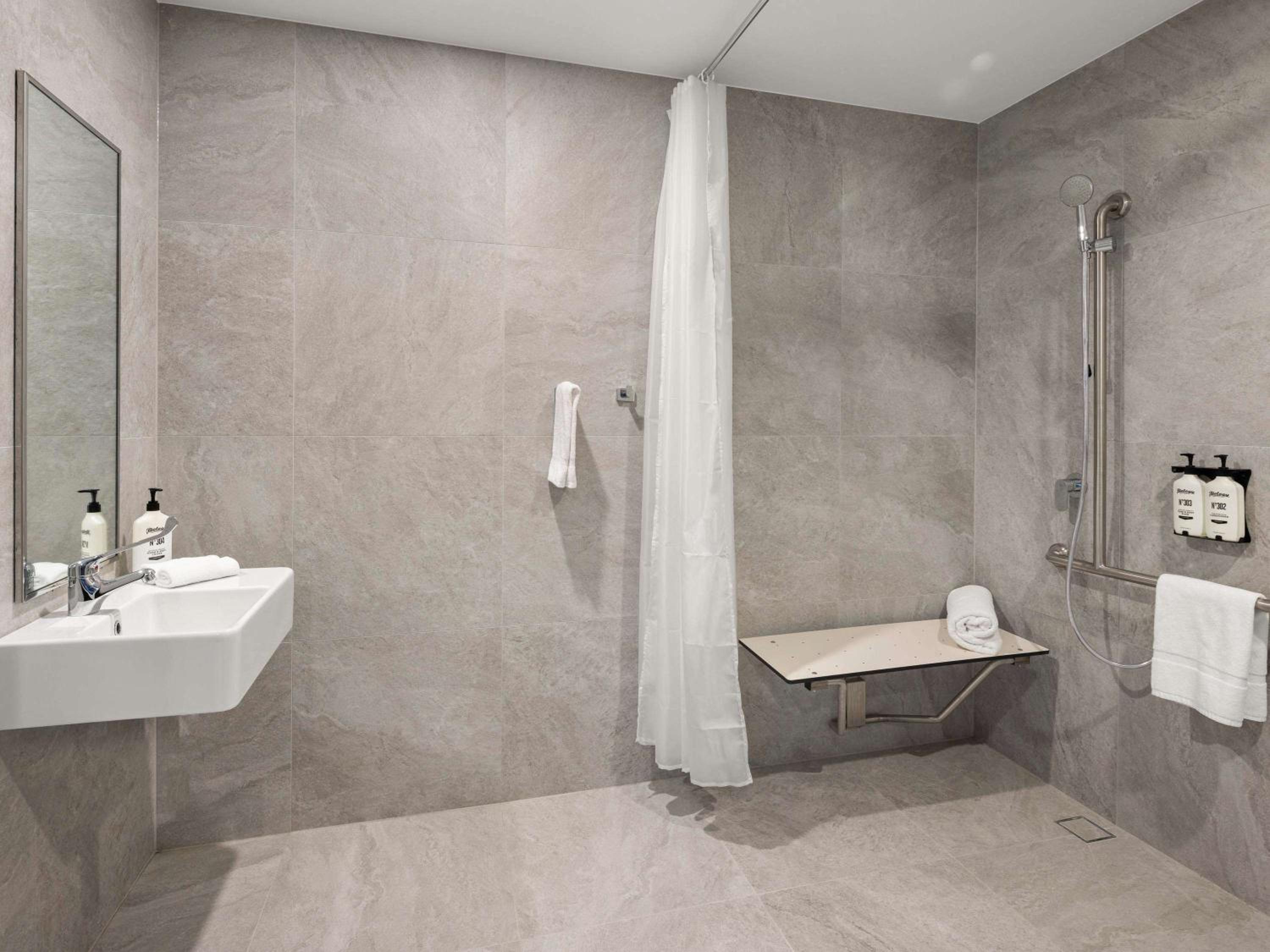 Accessible King Room with Balcony - Photo 5