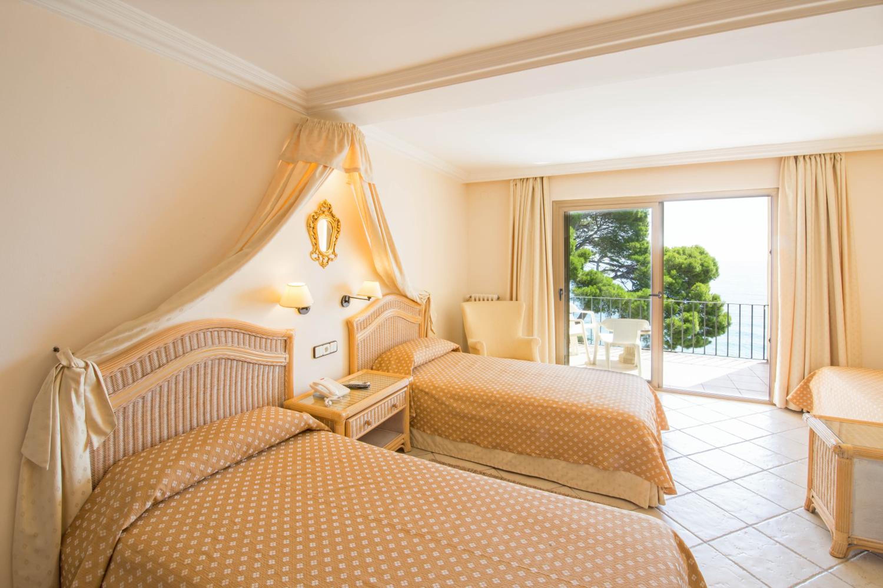 Habitación triple con vista al mar.