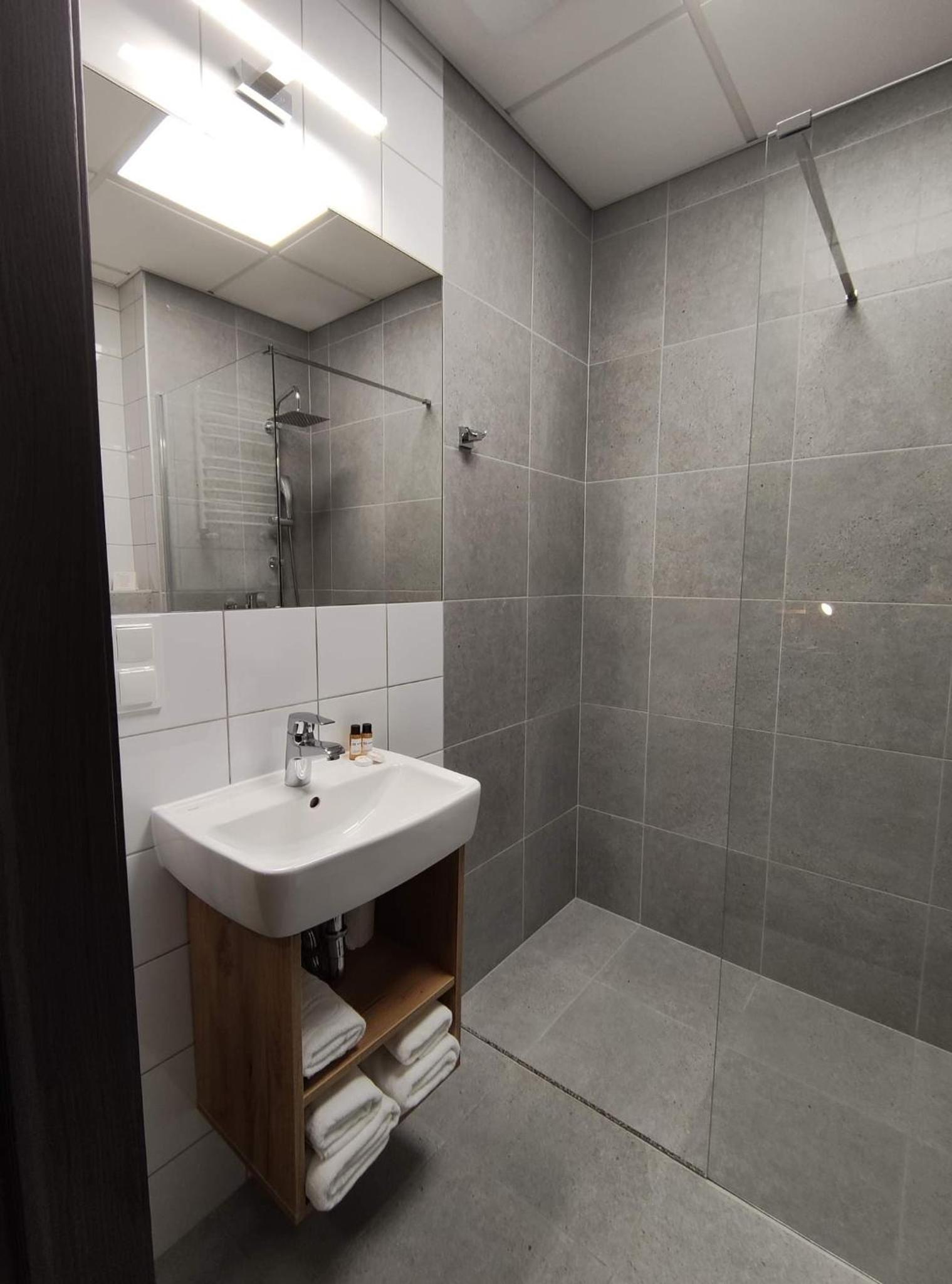 Double Room with Private Bathroom - Photo 24