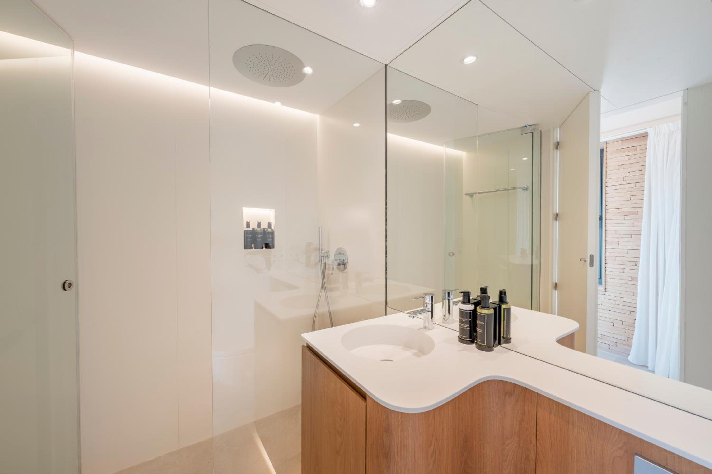 Suite - Photo 18